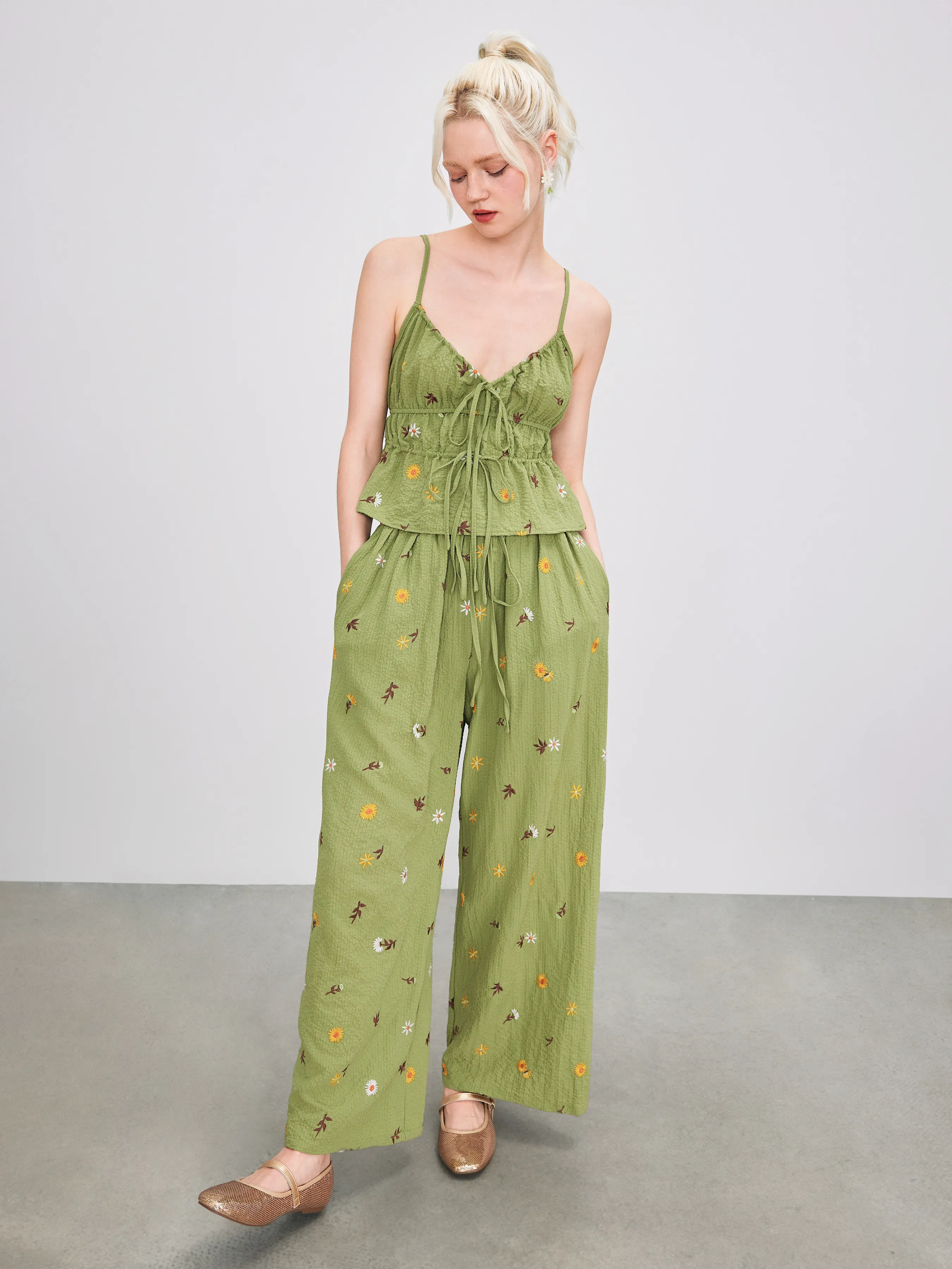 Pantalón con bordado floral y bolsillo con nudo de tiro medio