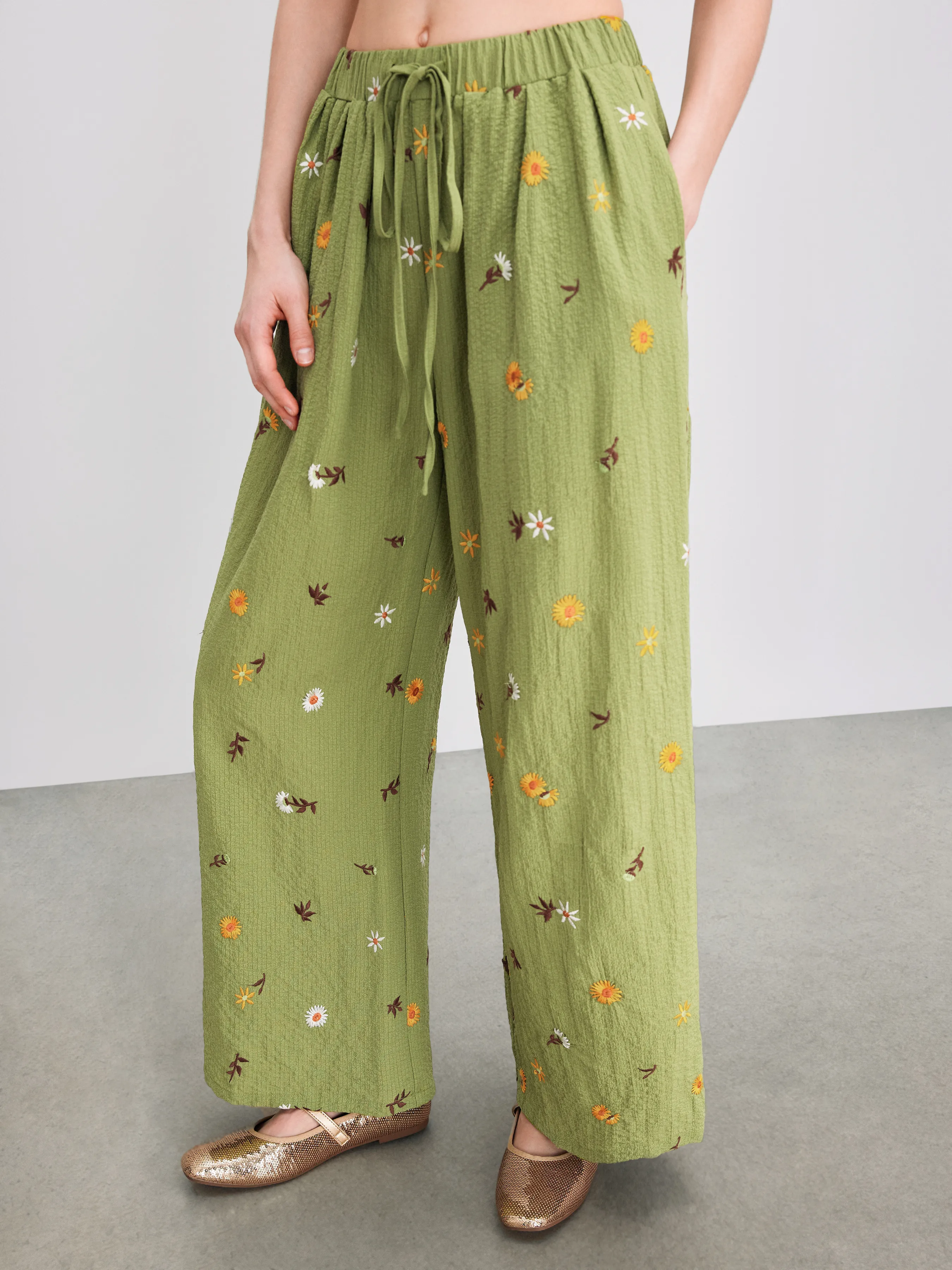 Pantalón con bordado floral y bolsillo con nudo de tiro medio
