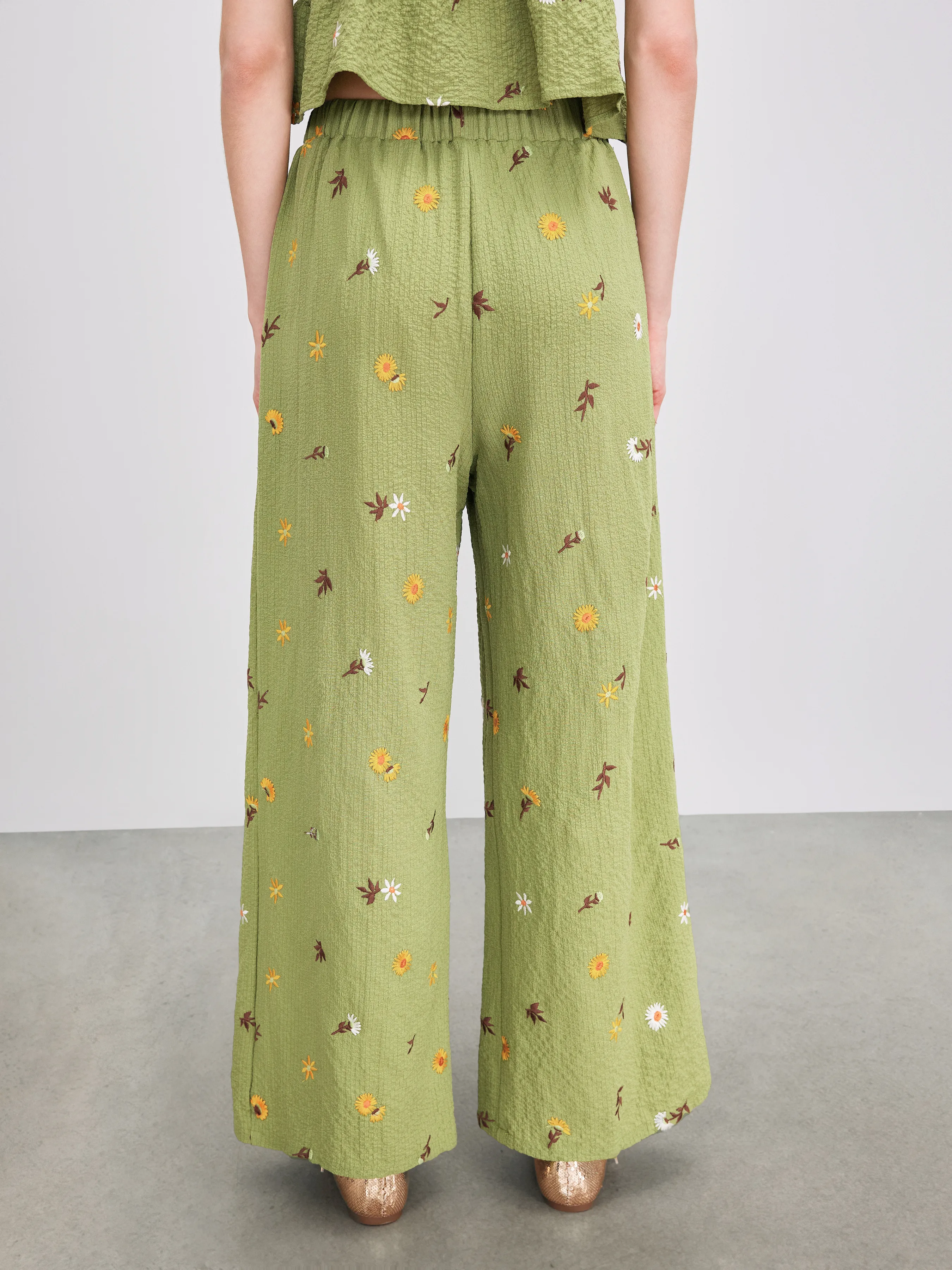 Pantalón con bordado floral y bolsillo con nudo de tiro medio