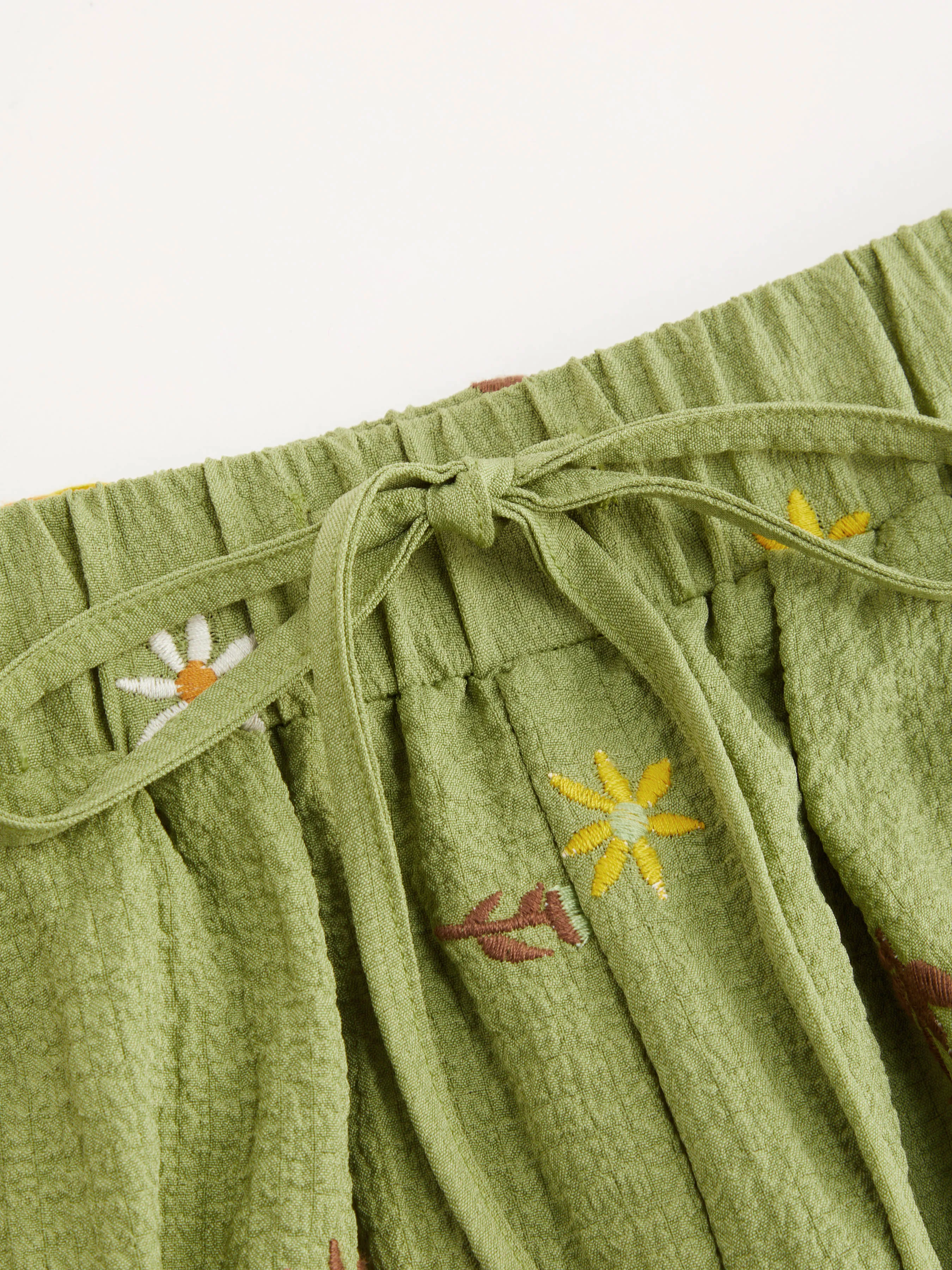Pantalón con bordado floral y bolsillo con nudo de tiro medio