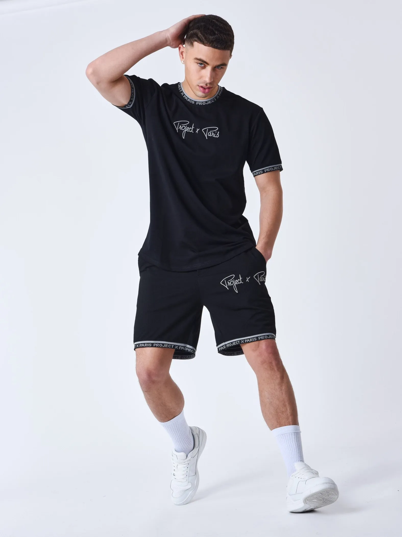 Pantalón corto con logotipo bordado