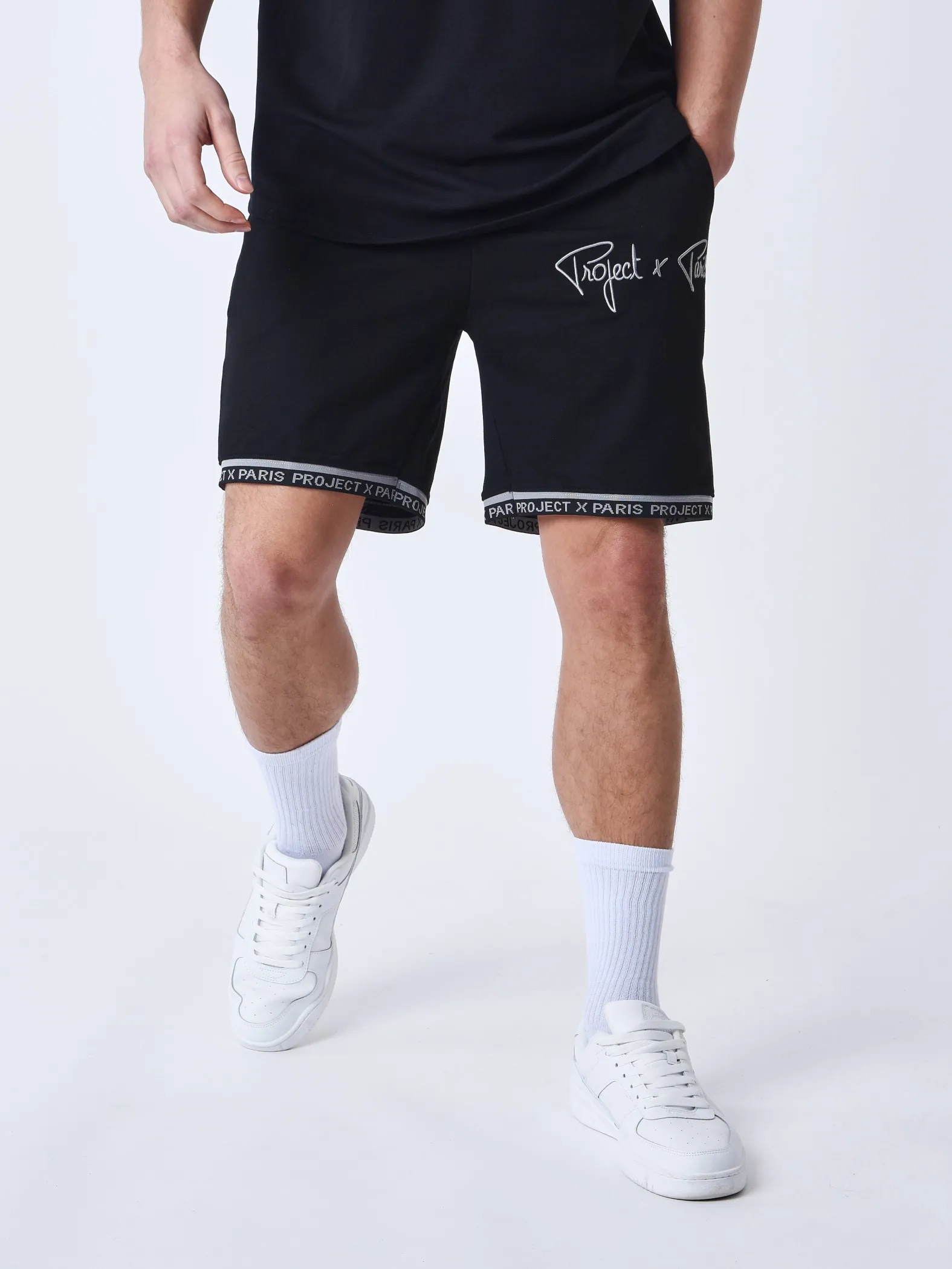 Pantalón corto con logotipo bordado