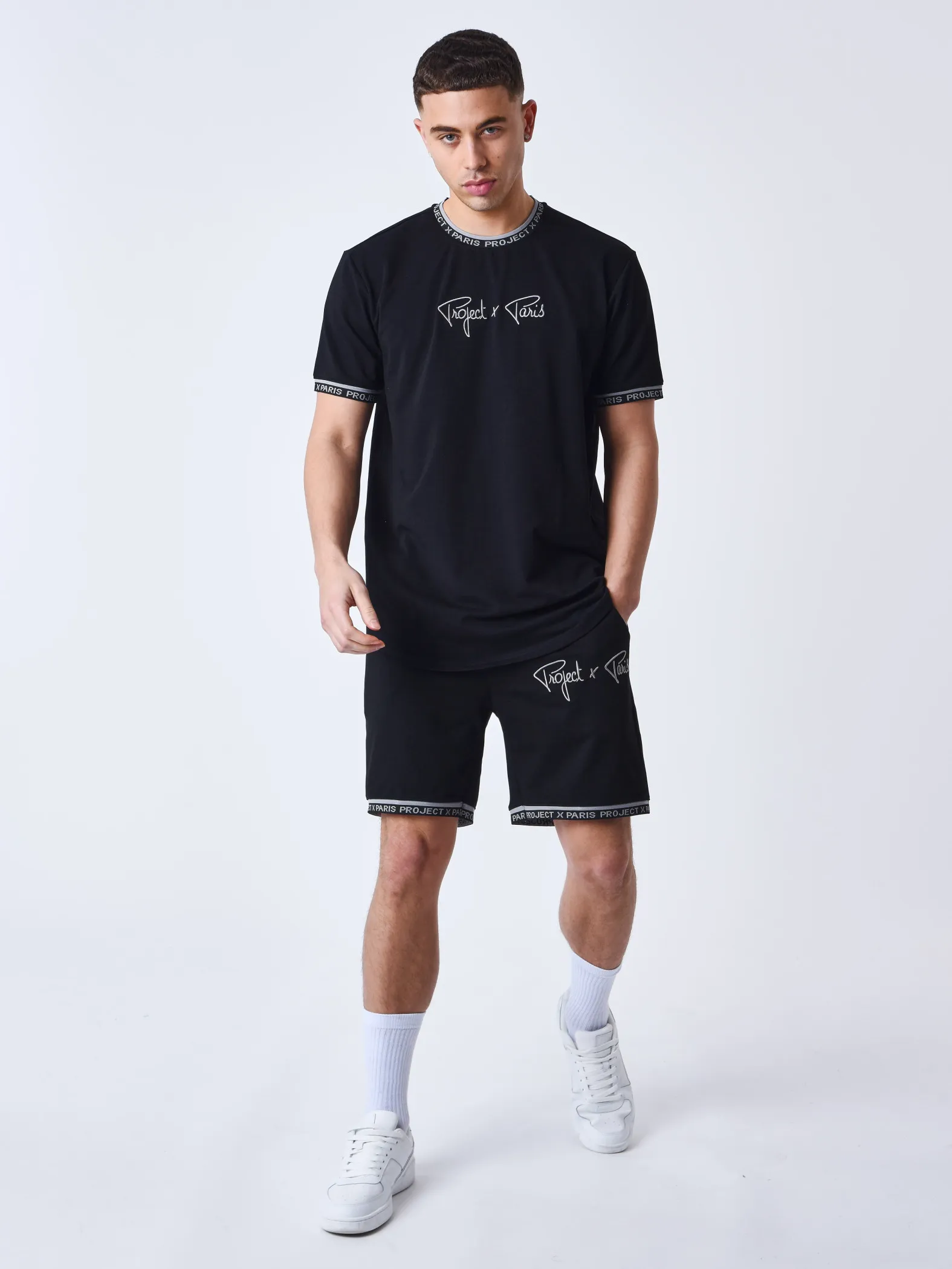 Pantalón corto con logotipo bordado