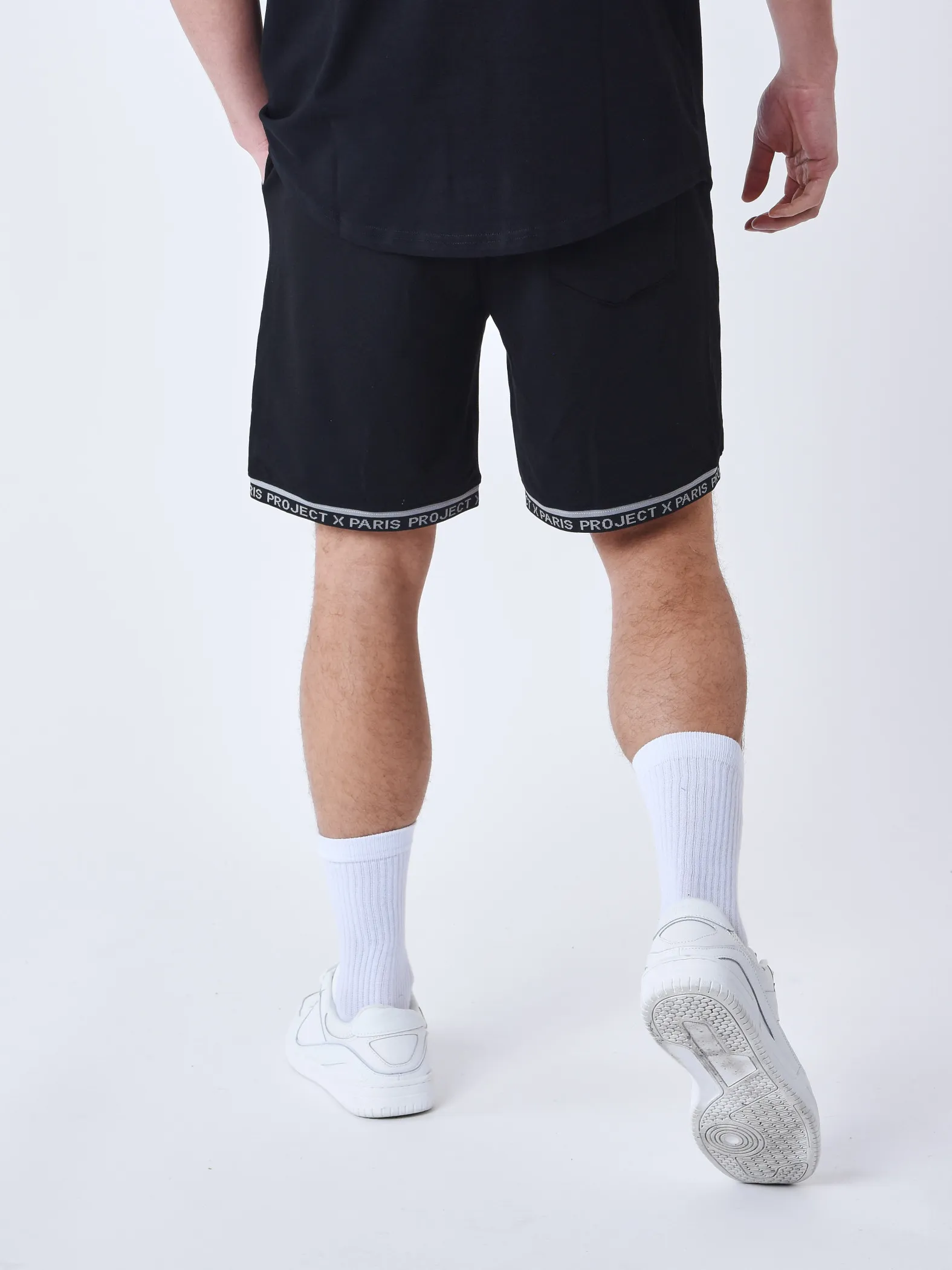 Pantalón corto con logotipo bordado