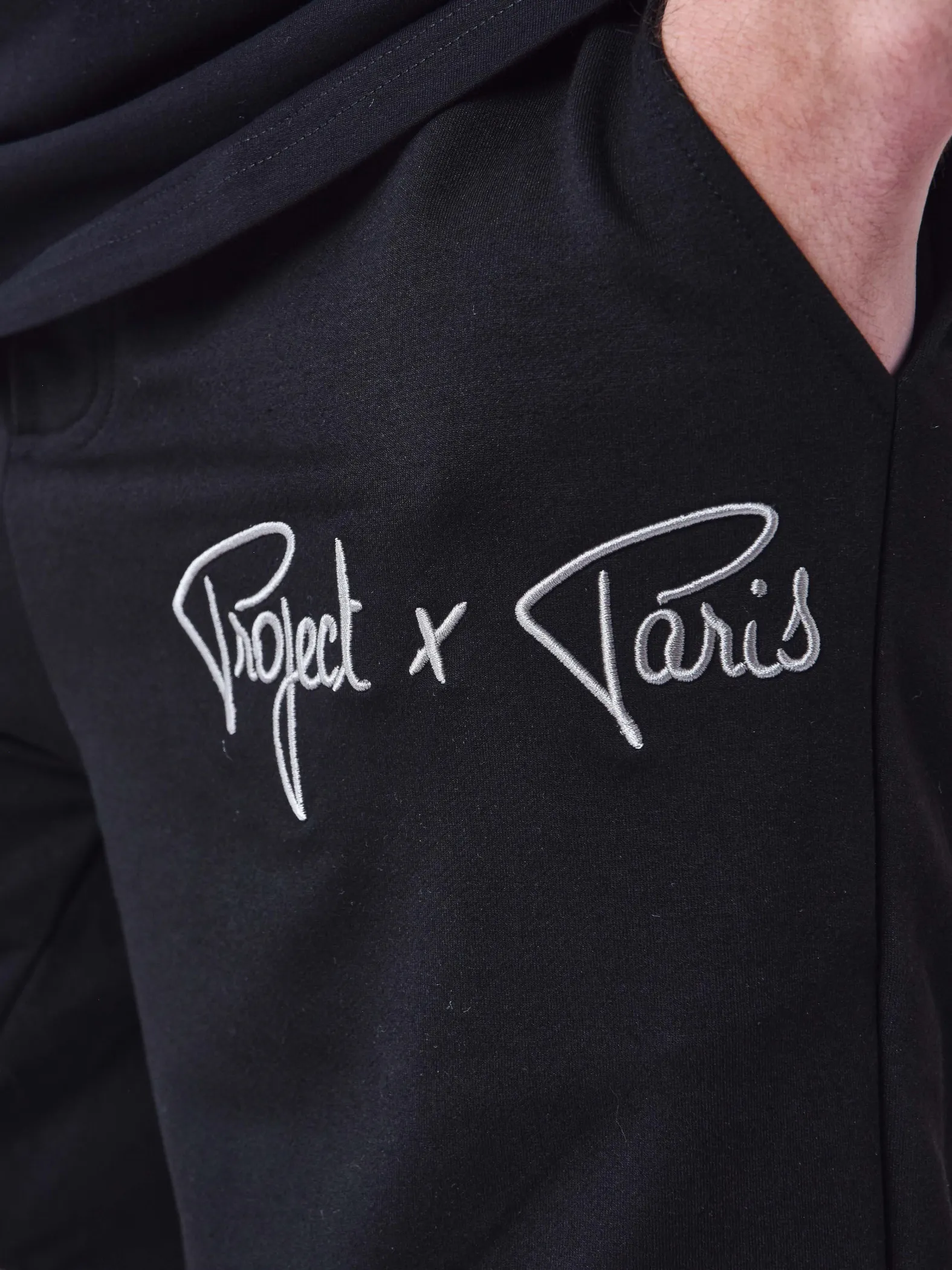 Pantalón corto con logotipo bordado