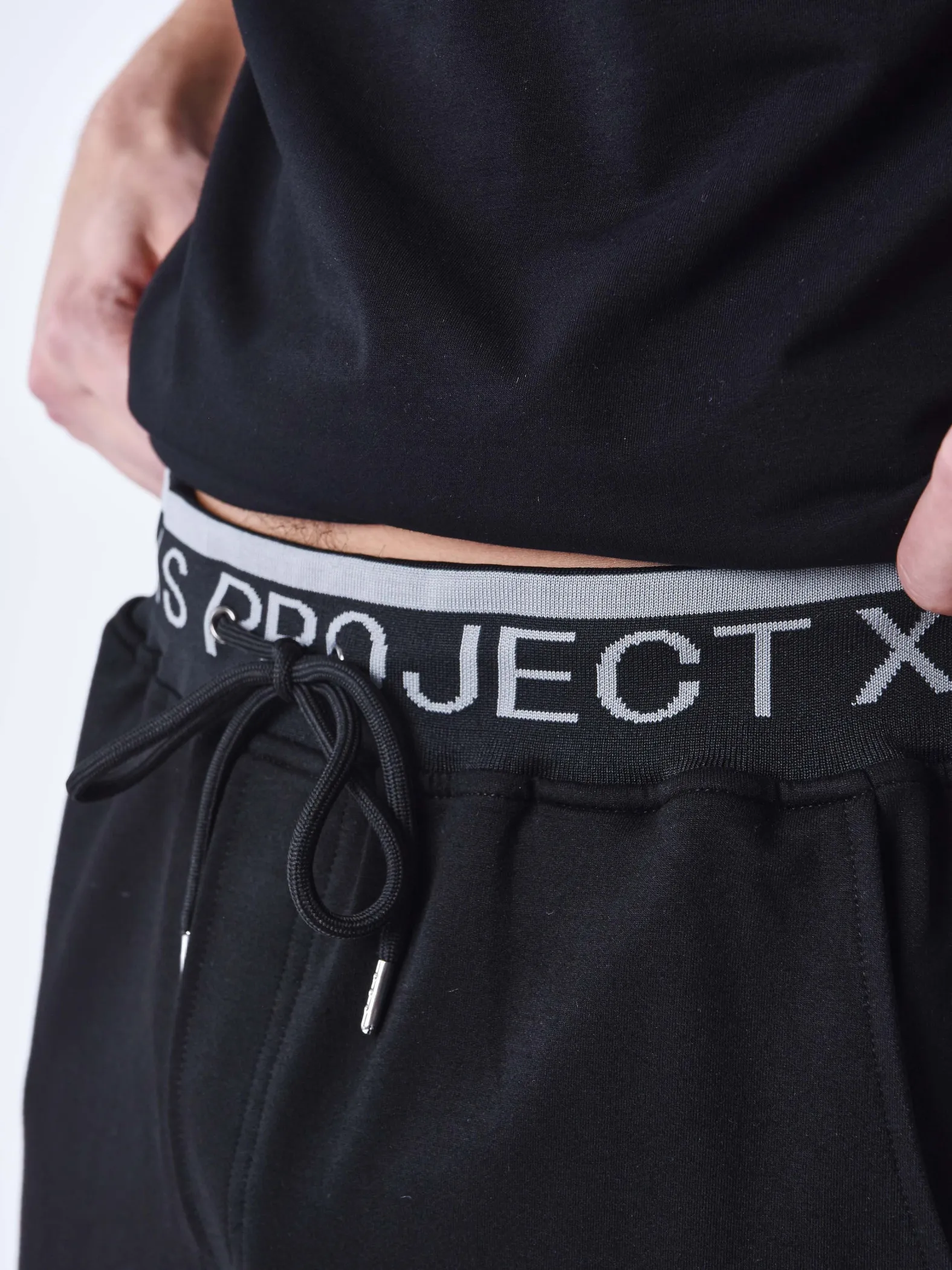 Pantalón corto con logotipo bordado