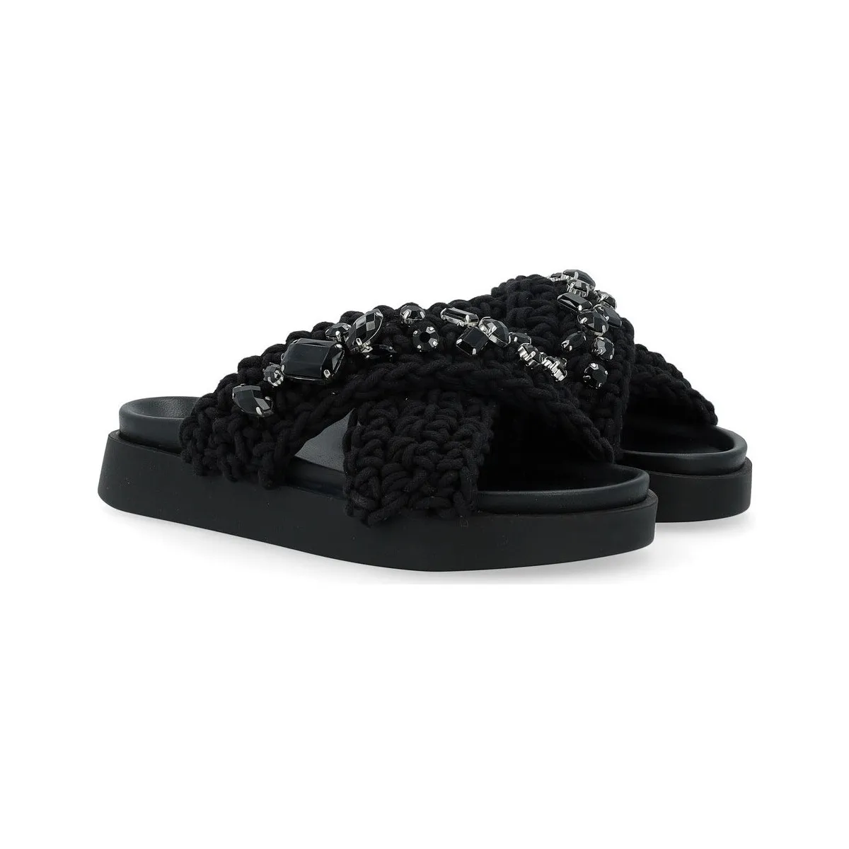 Sandalia negra con piedras
