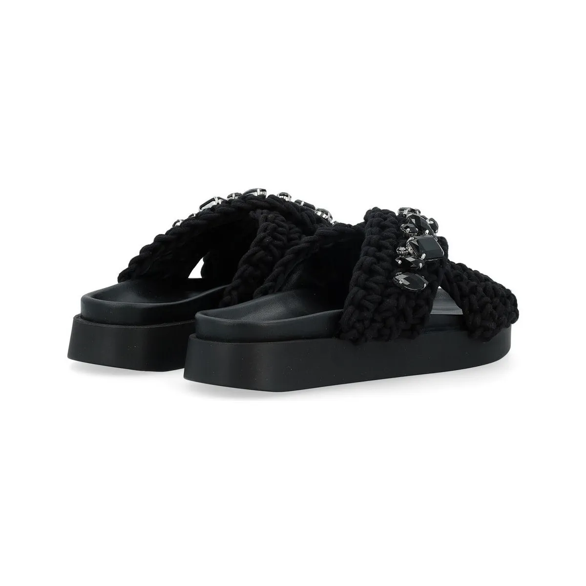 Sandalia negra con piedras