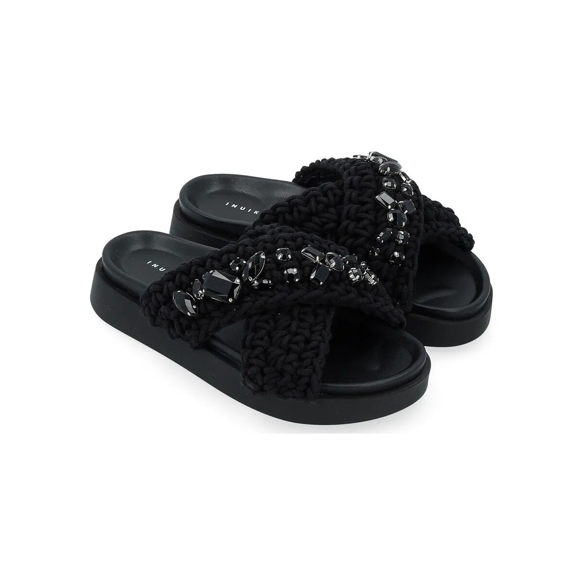 Sandalia negra con piedras