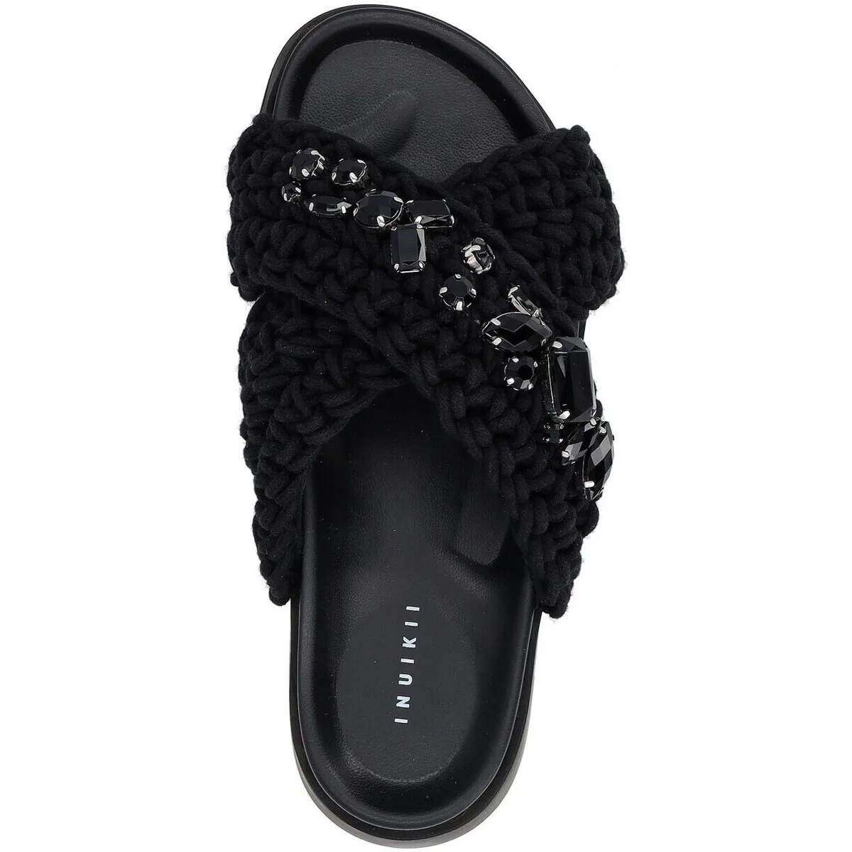 Sandalia negra con piedras