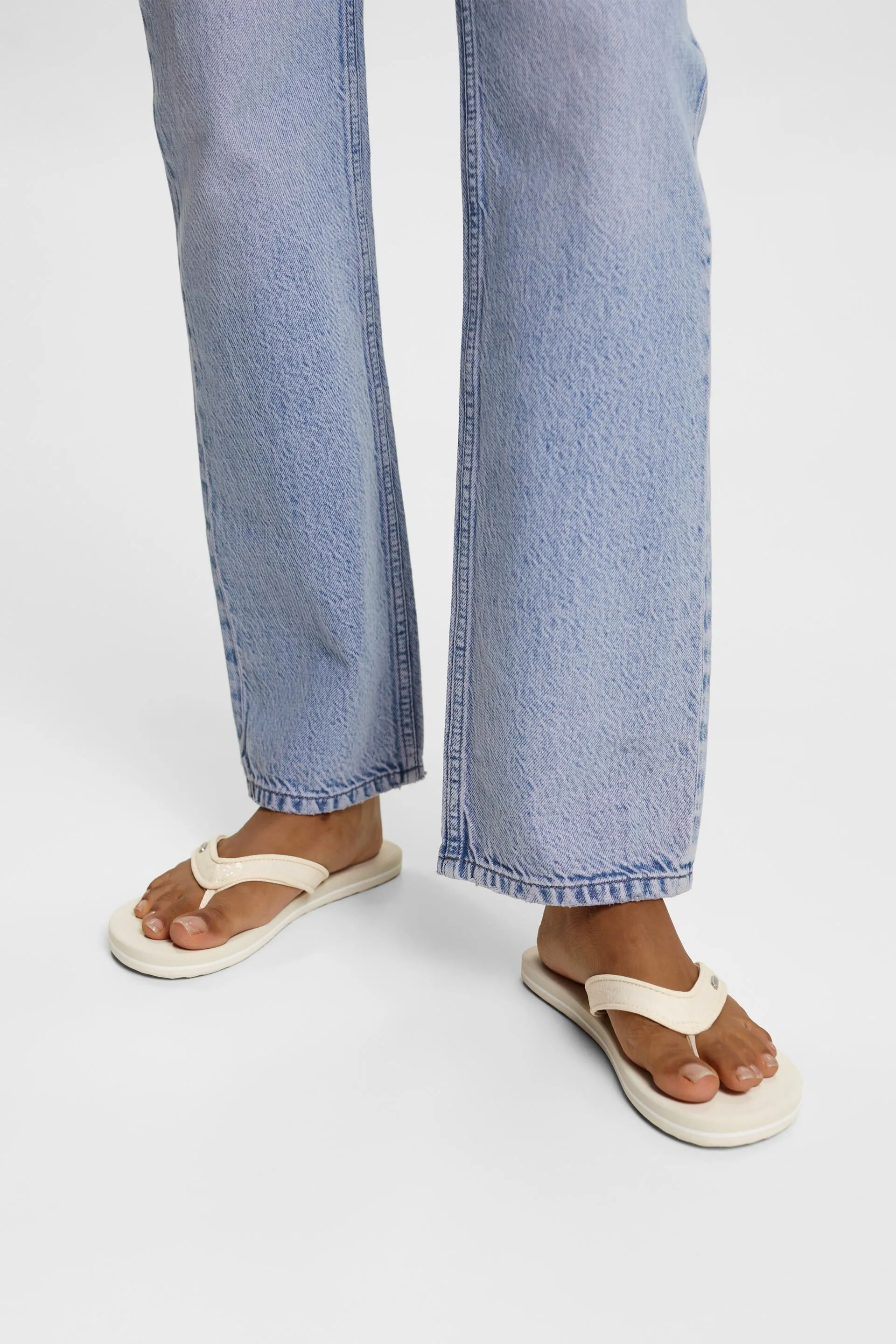 Sandalias de lentejuelas con tira en la puntera