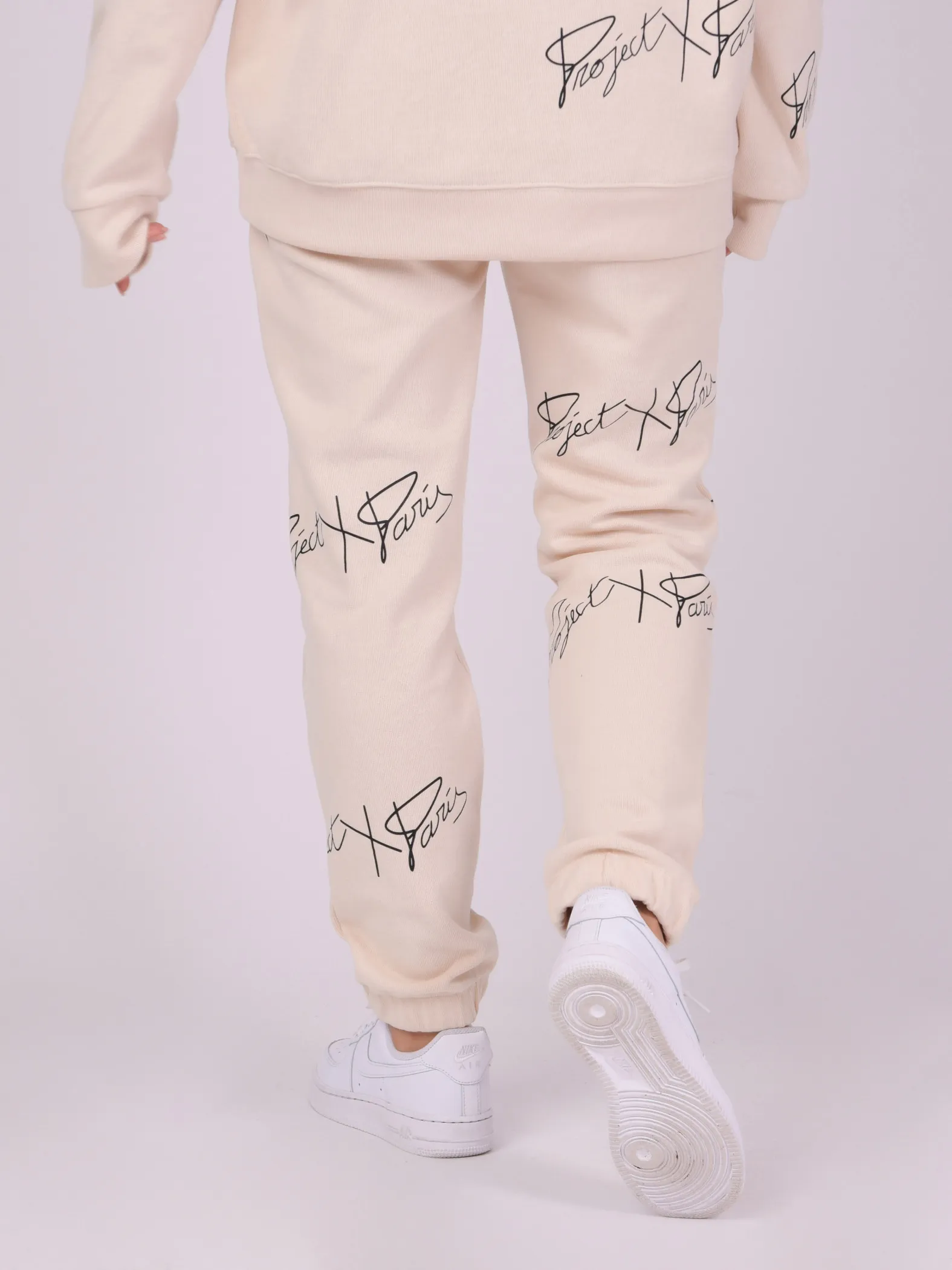 Suave jogging con logotipo estampado en toda la prenda