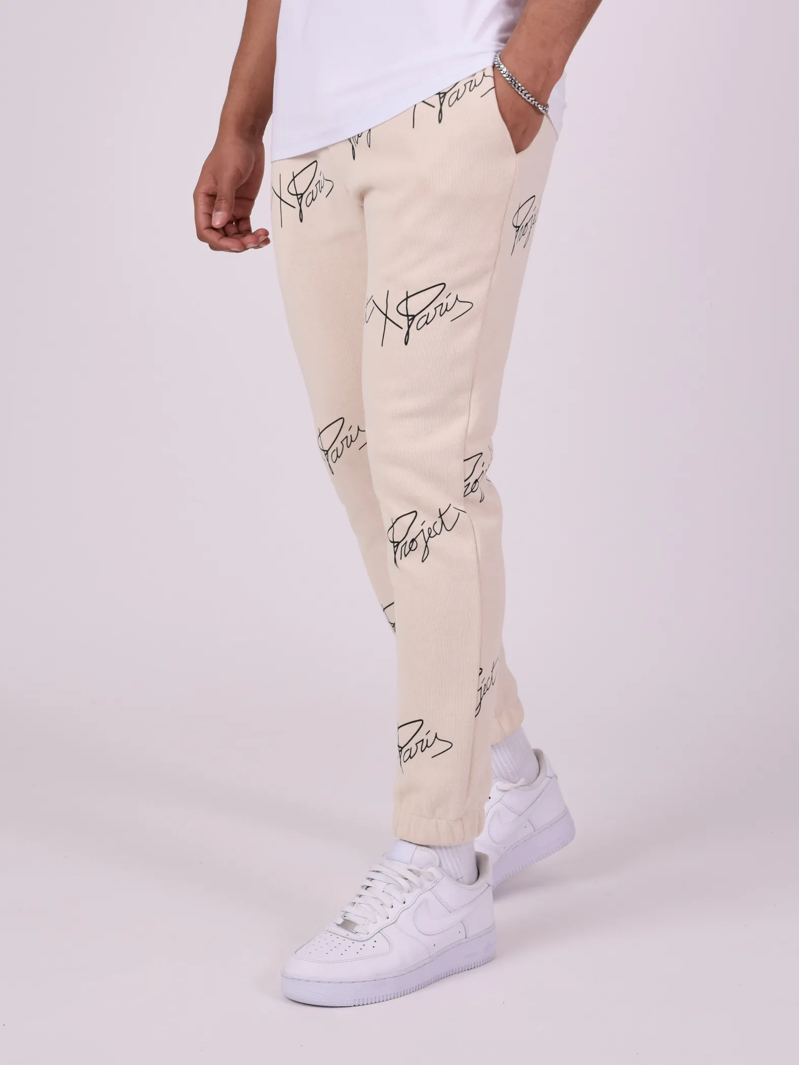 Suave jogging con logotipo estampado en toda la prenda