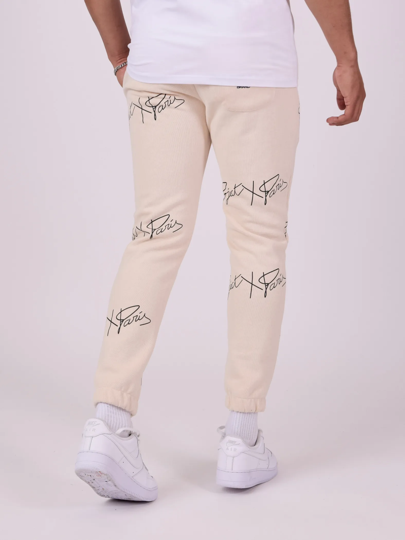 Suave jogging con logotipo estampado en toda la prenda