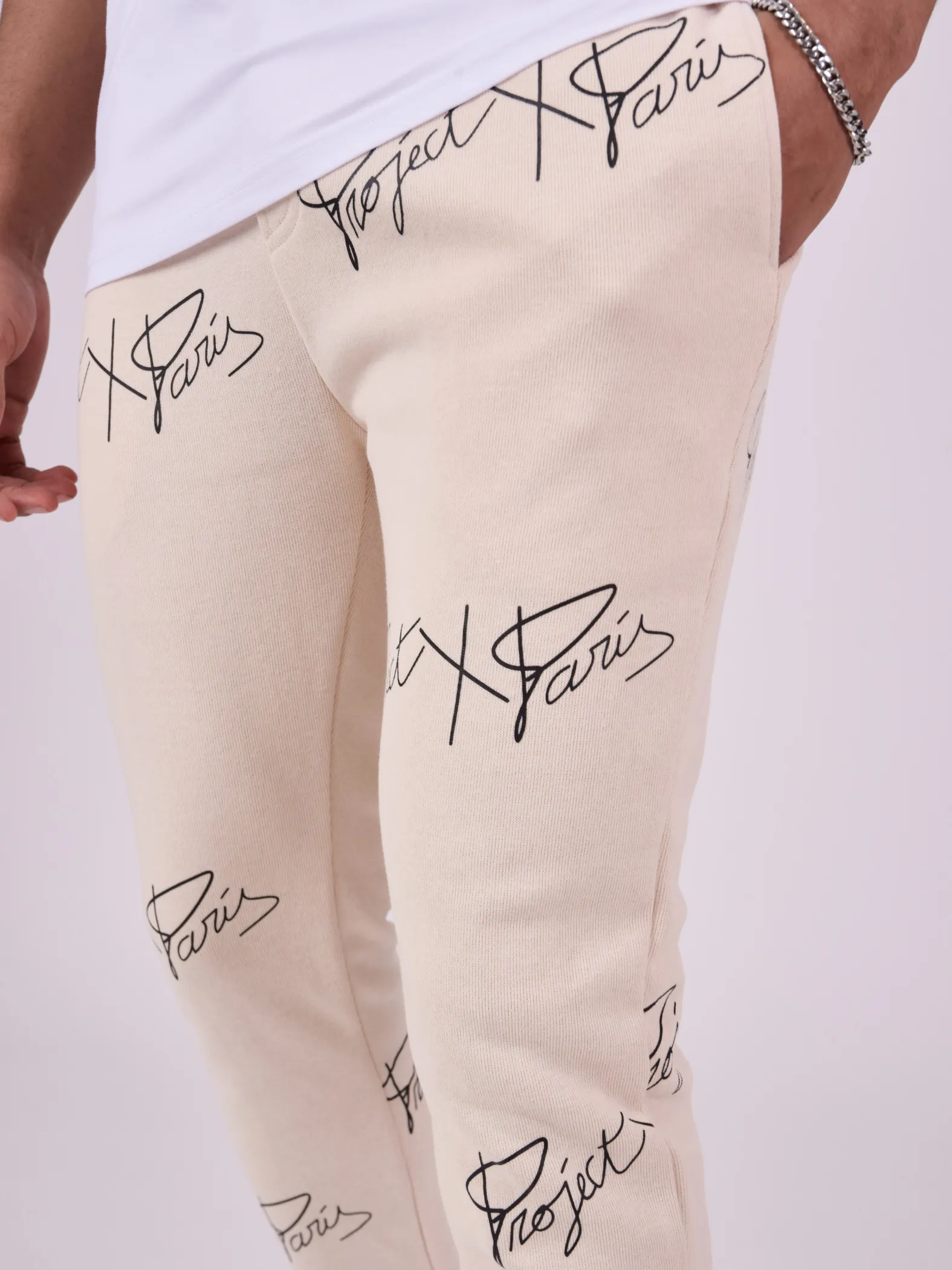 Suave jogging con logotipo estampado en toda la prenda