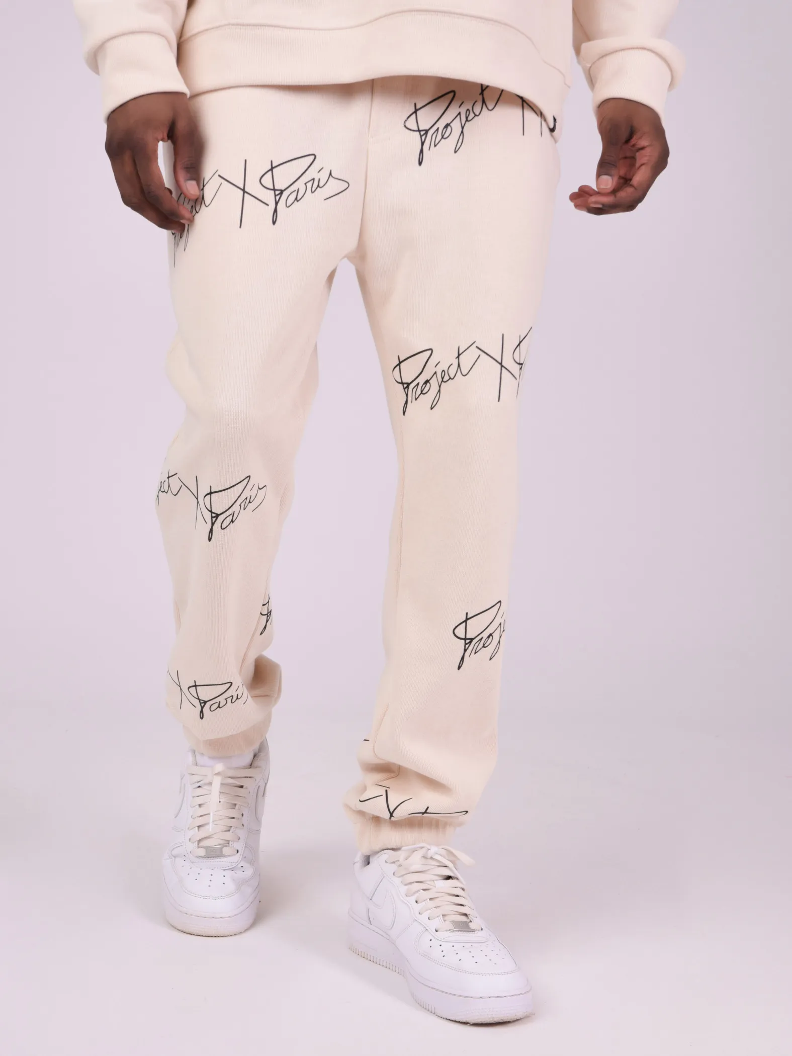 Suave jogging con logotipo estampado en toda la prenda