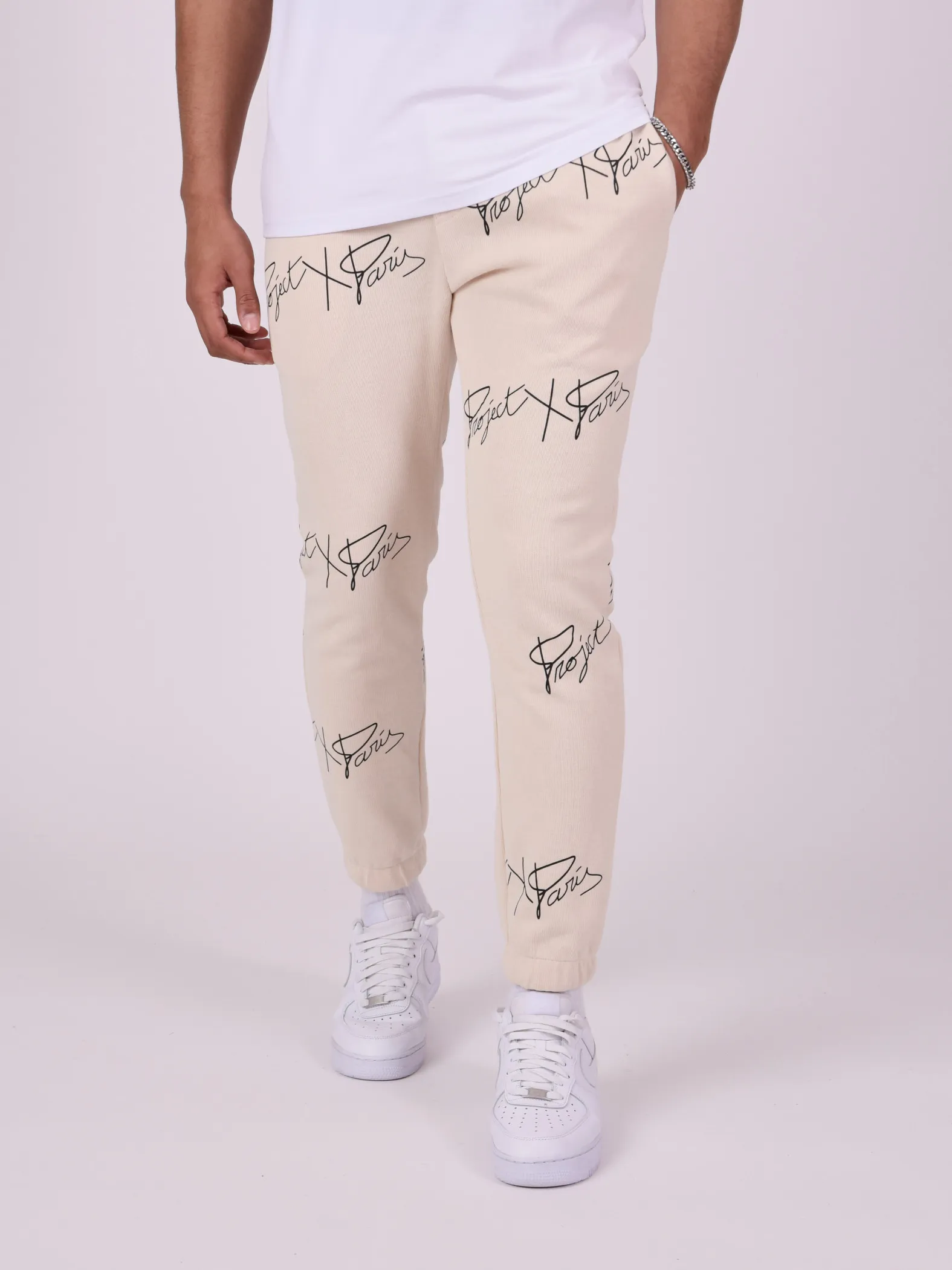 Suave jogging con logotipo estampado en toda la prenda