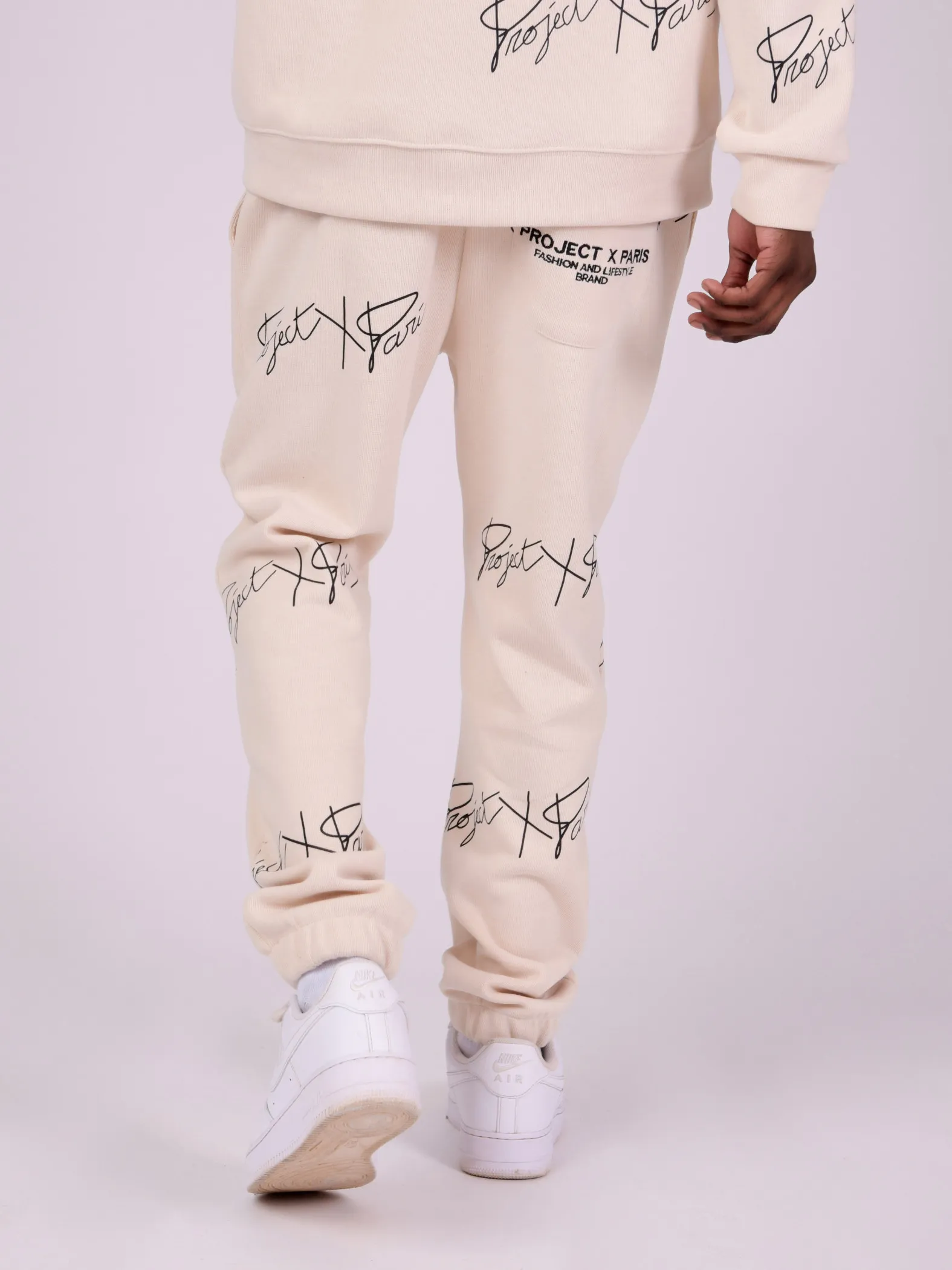 Suave jogging con logotipo estampado en toda la prenda