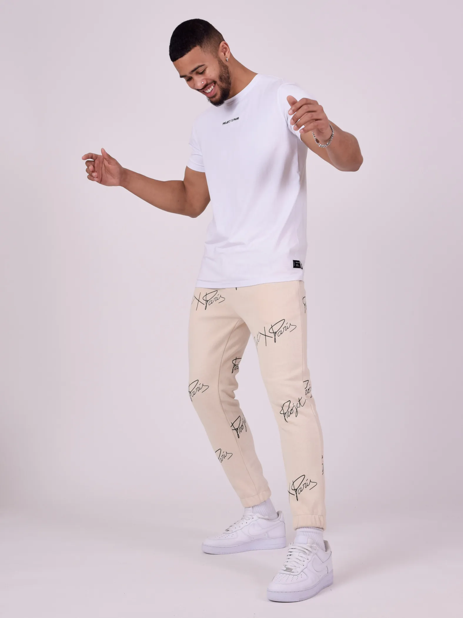 Suave jogging con logotipo estampado en toda la prenda