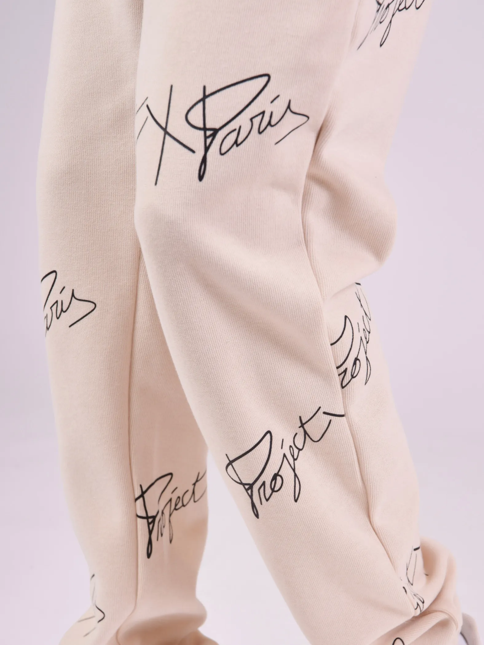 Suave jogging con logotipo estampado en toda la prenda