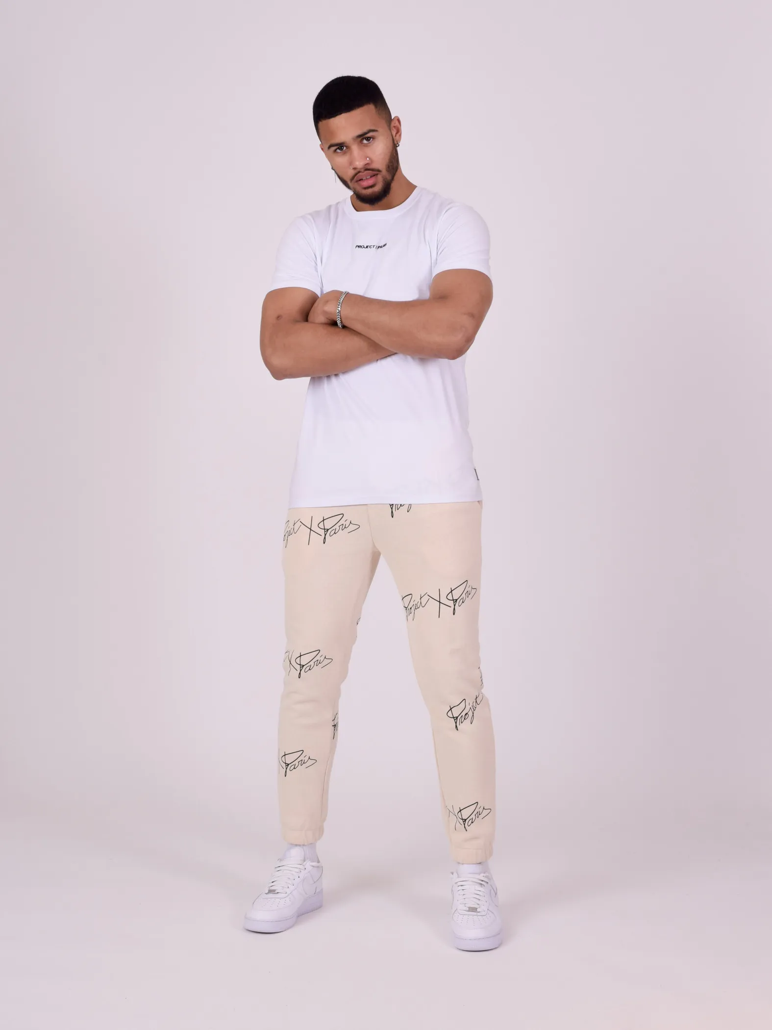 Suave jogging con logotipo estampado en toda la prenda