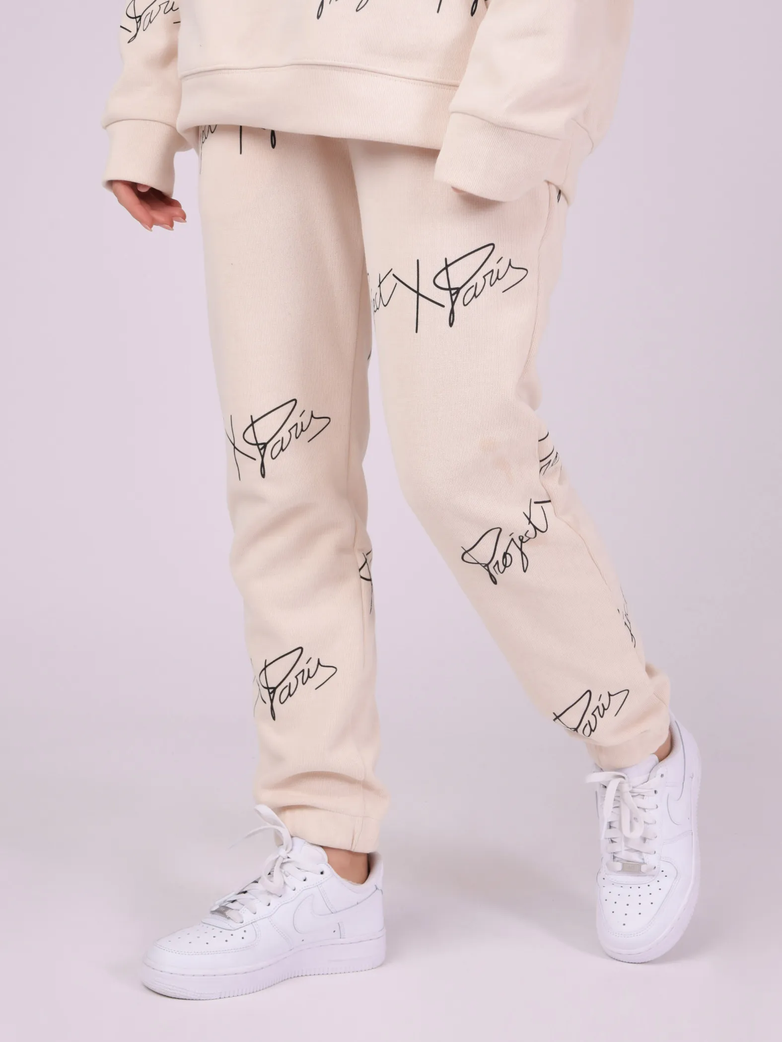 Suave jogging con logotipo estampado en toda la prenda
