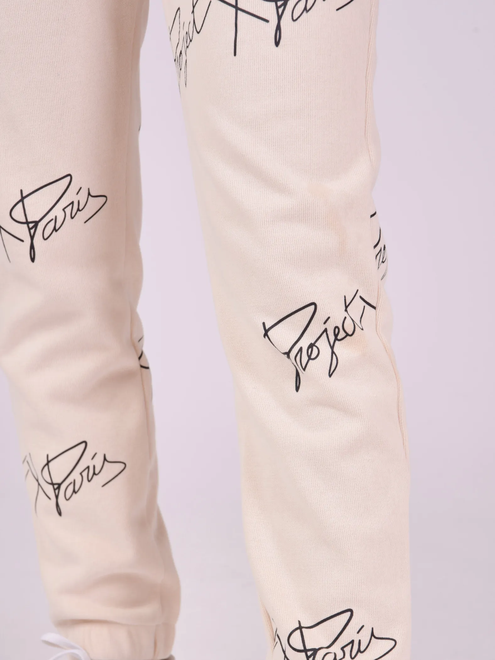 Suave jogging con logotipo estampado en toda la prenda