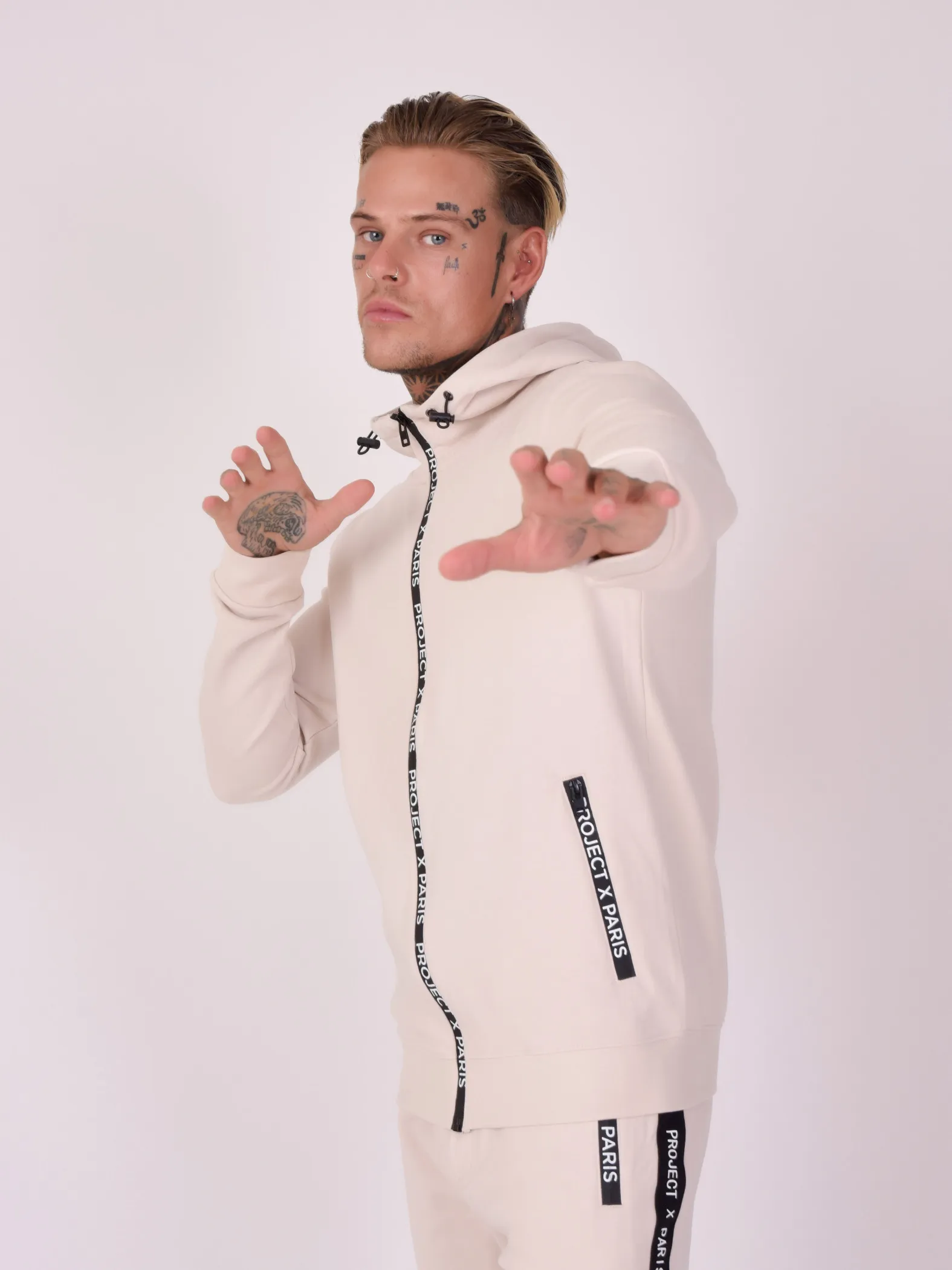 Sudadera básica con cremallera y logotipo