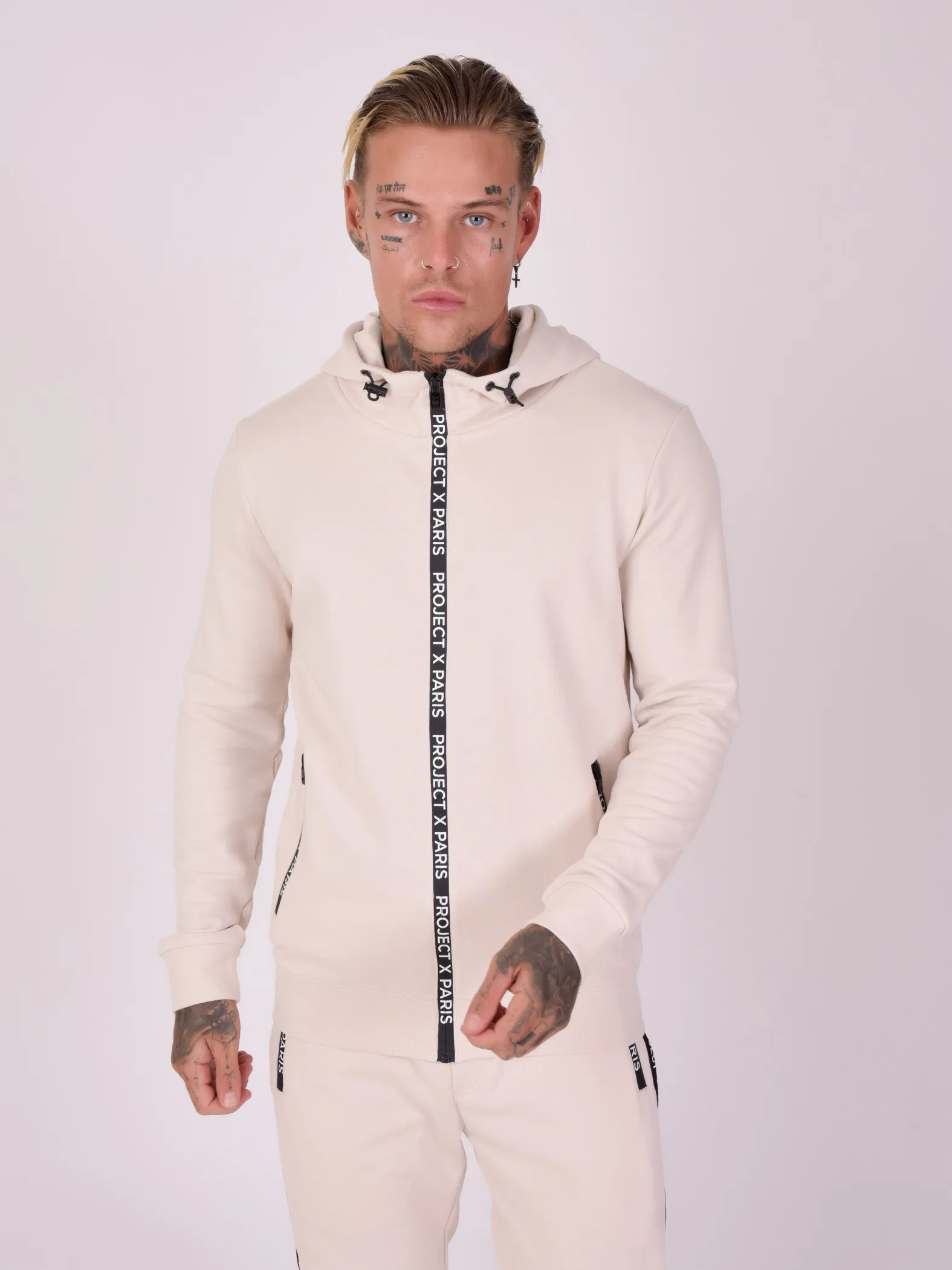 Sudadera básica con cremallera y logotipo