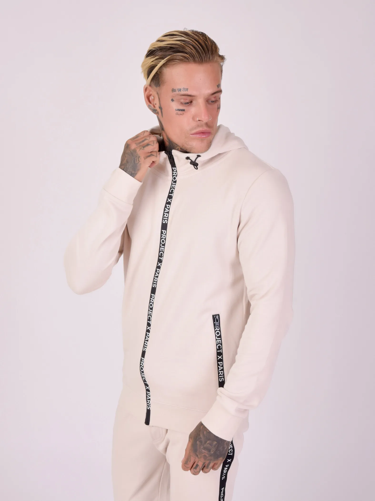 Sudadera básica con cremallera y logotipo