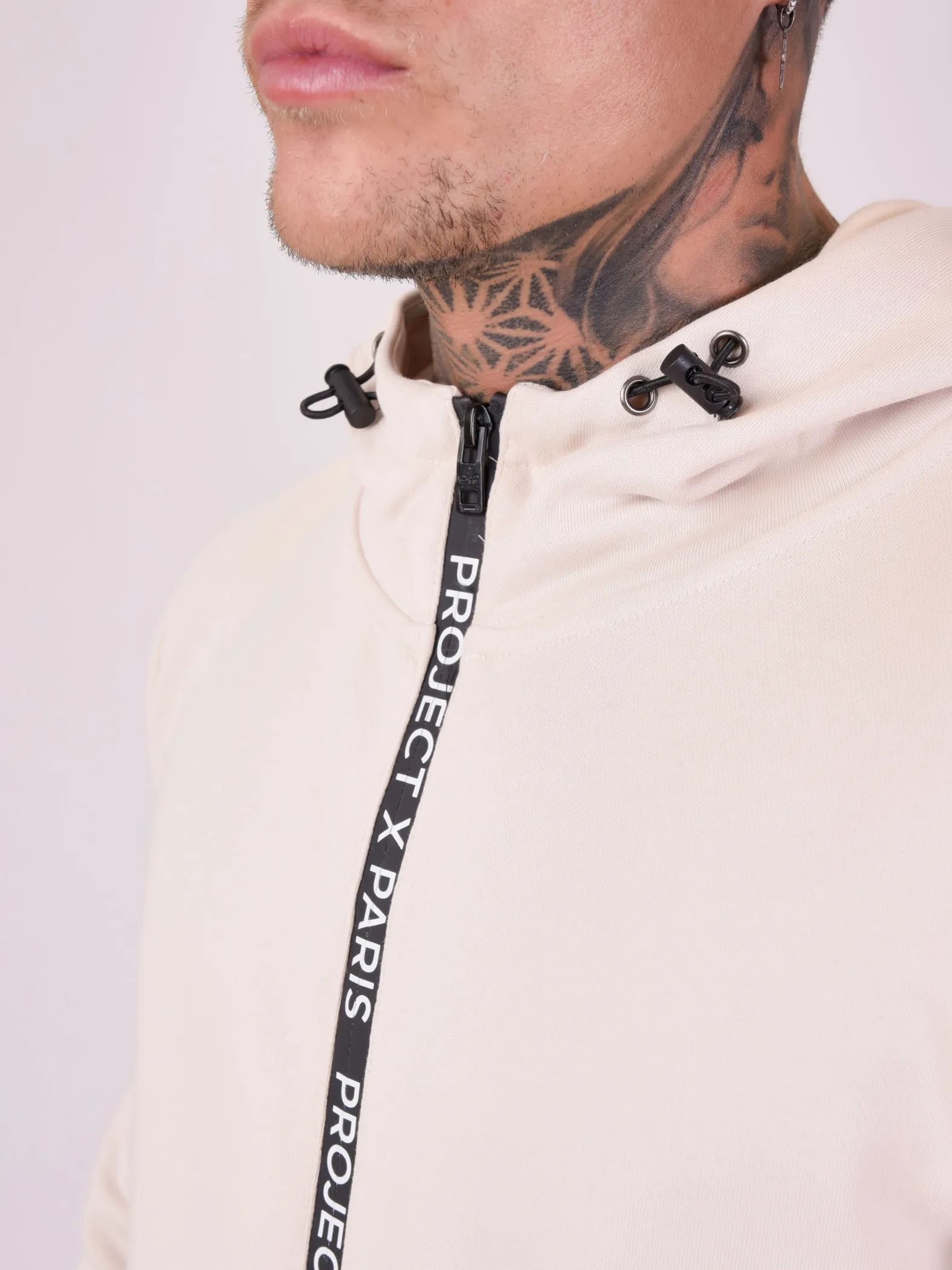 Sudadera básica con cremallera y logotipo