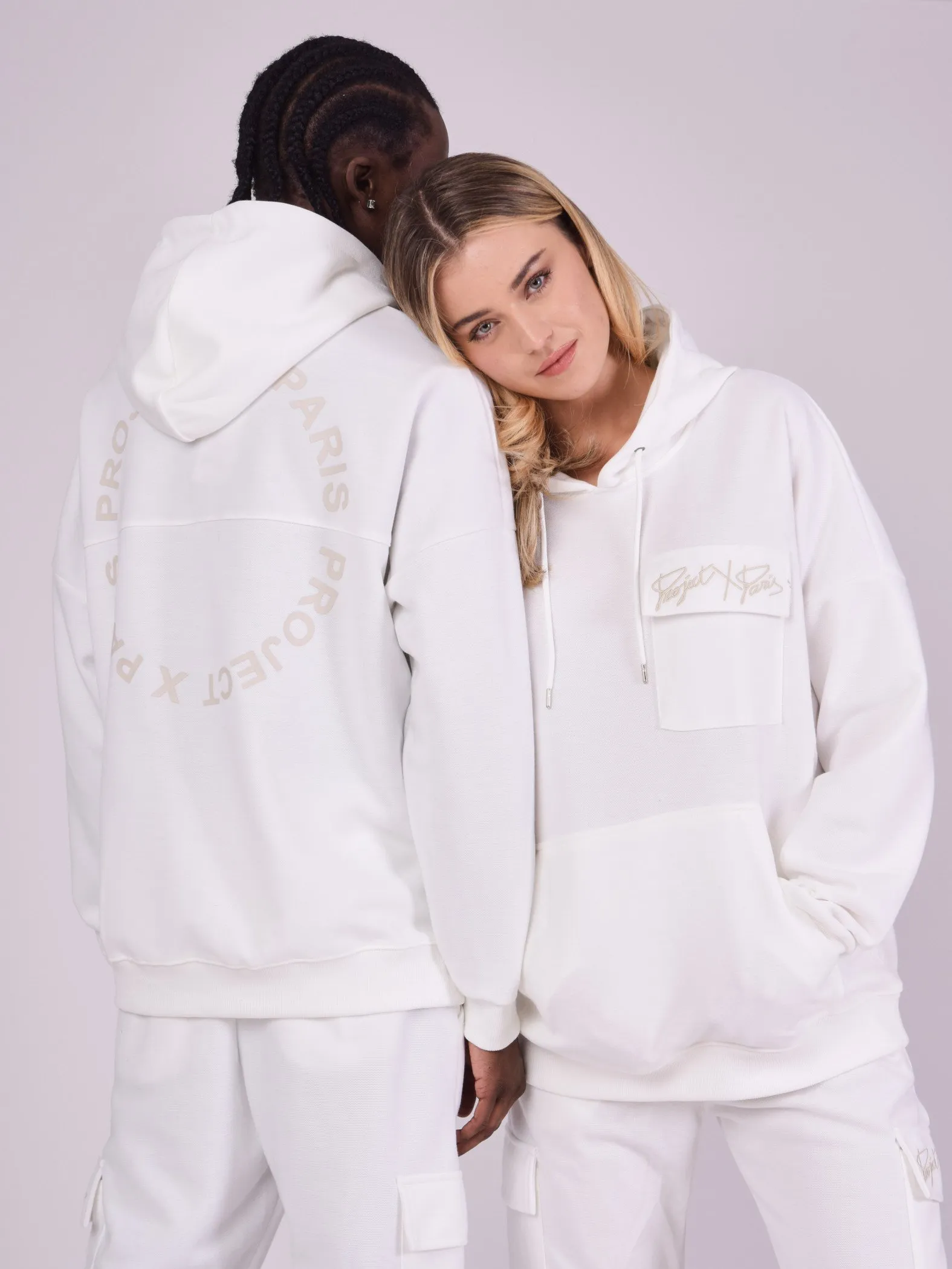 Sudadera con capucha y bolsillo