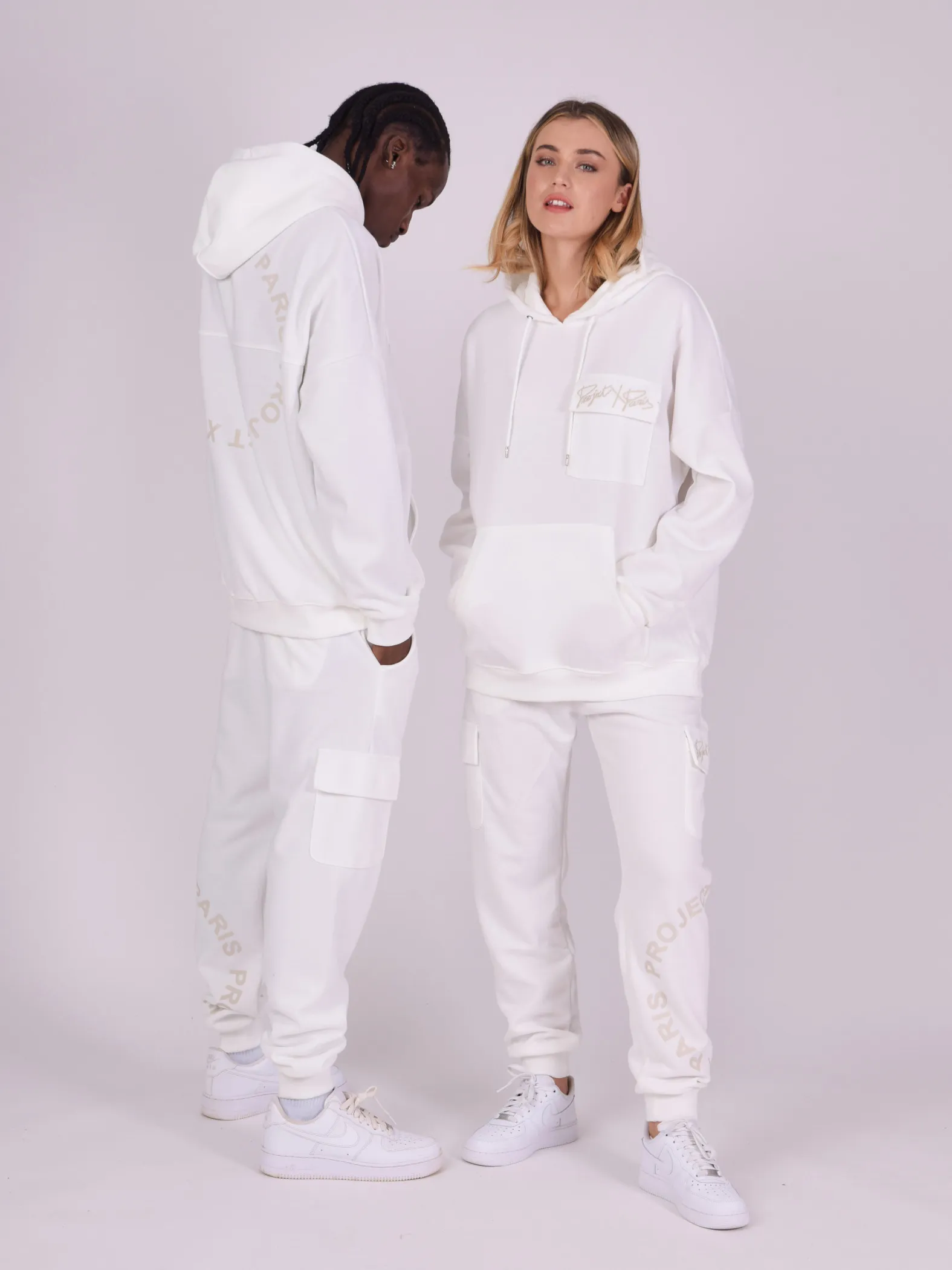 Sudadera con capucha y bolsillo