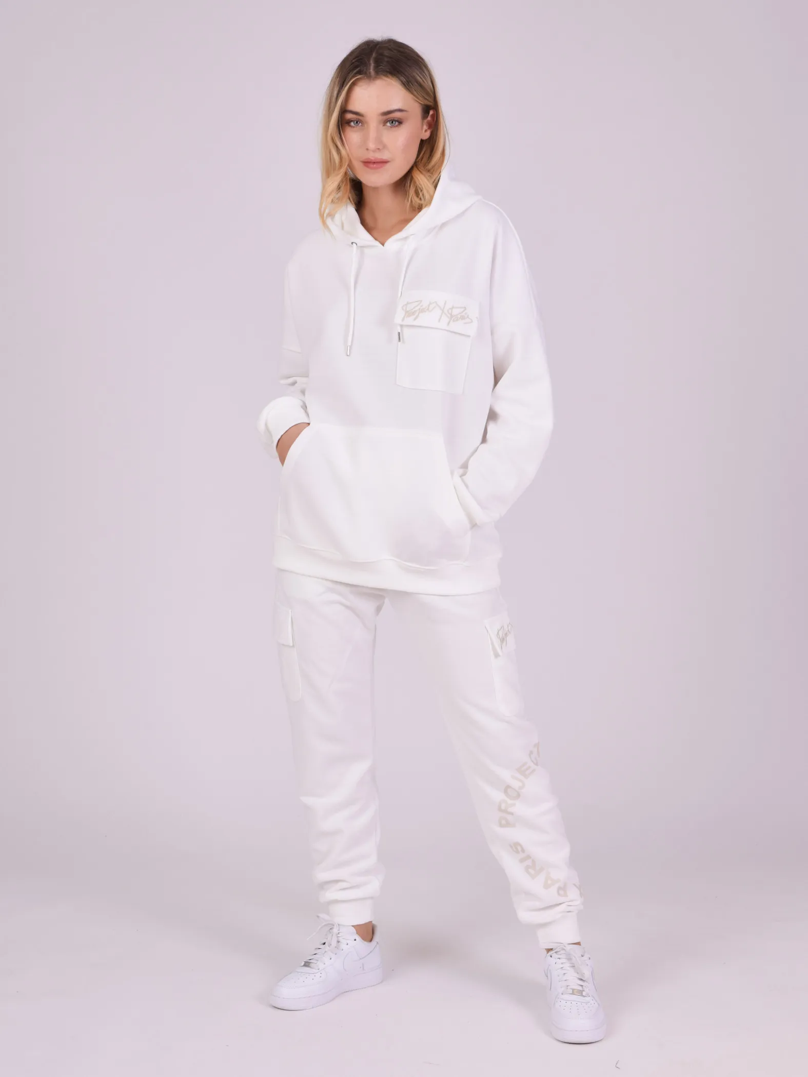 Sudadera con capucha y bolsillo