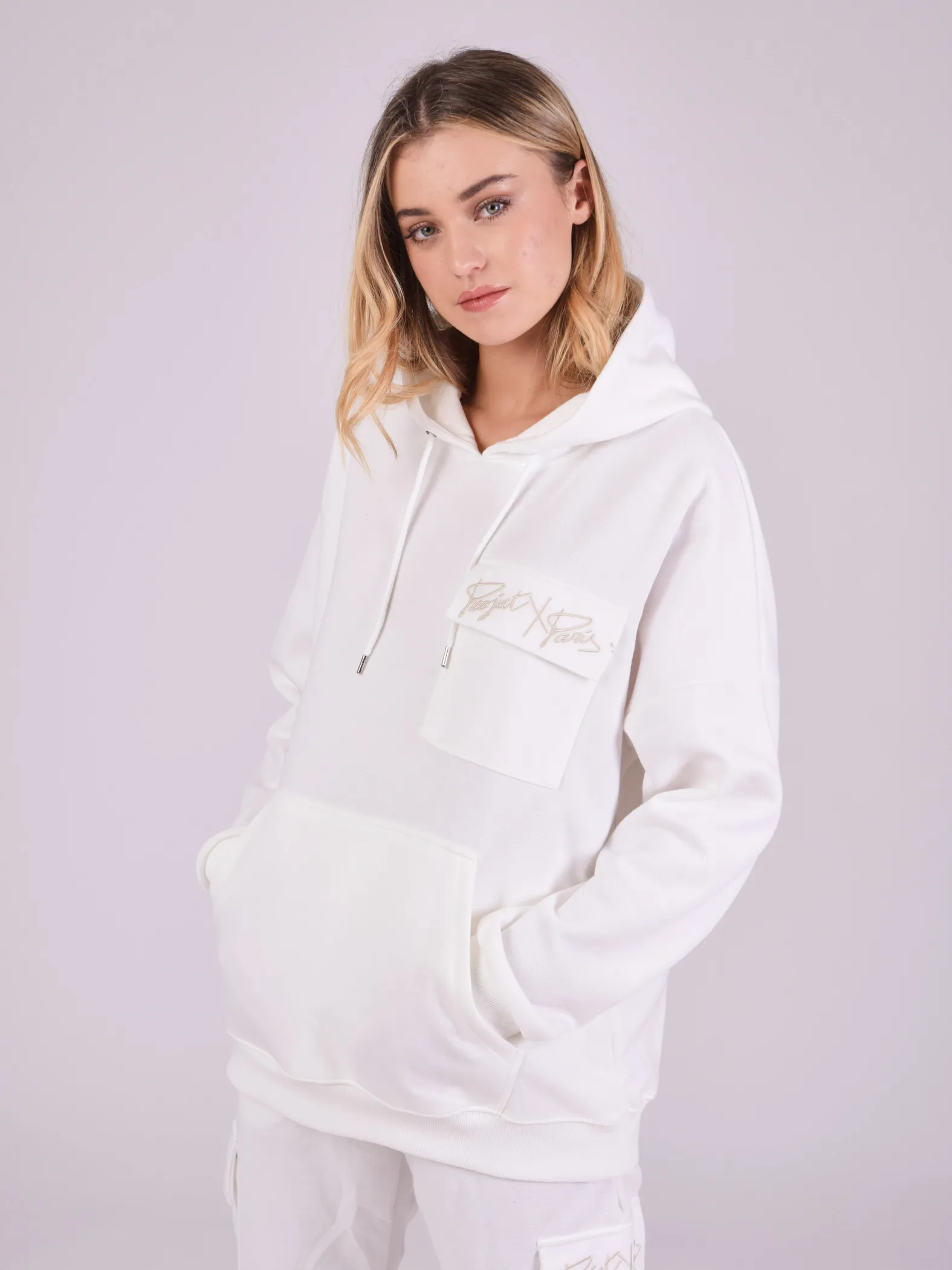 Sudadera con capucha y bolsillo