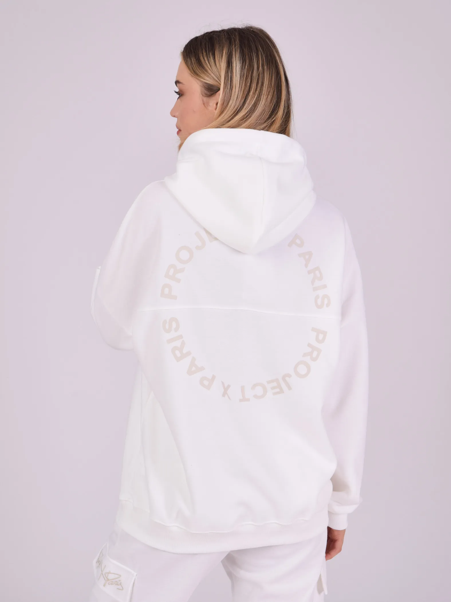Sudadera con capucha y bolsillo