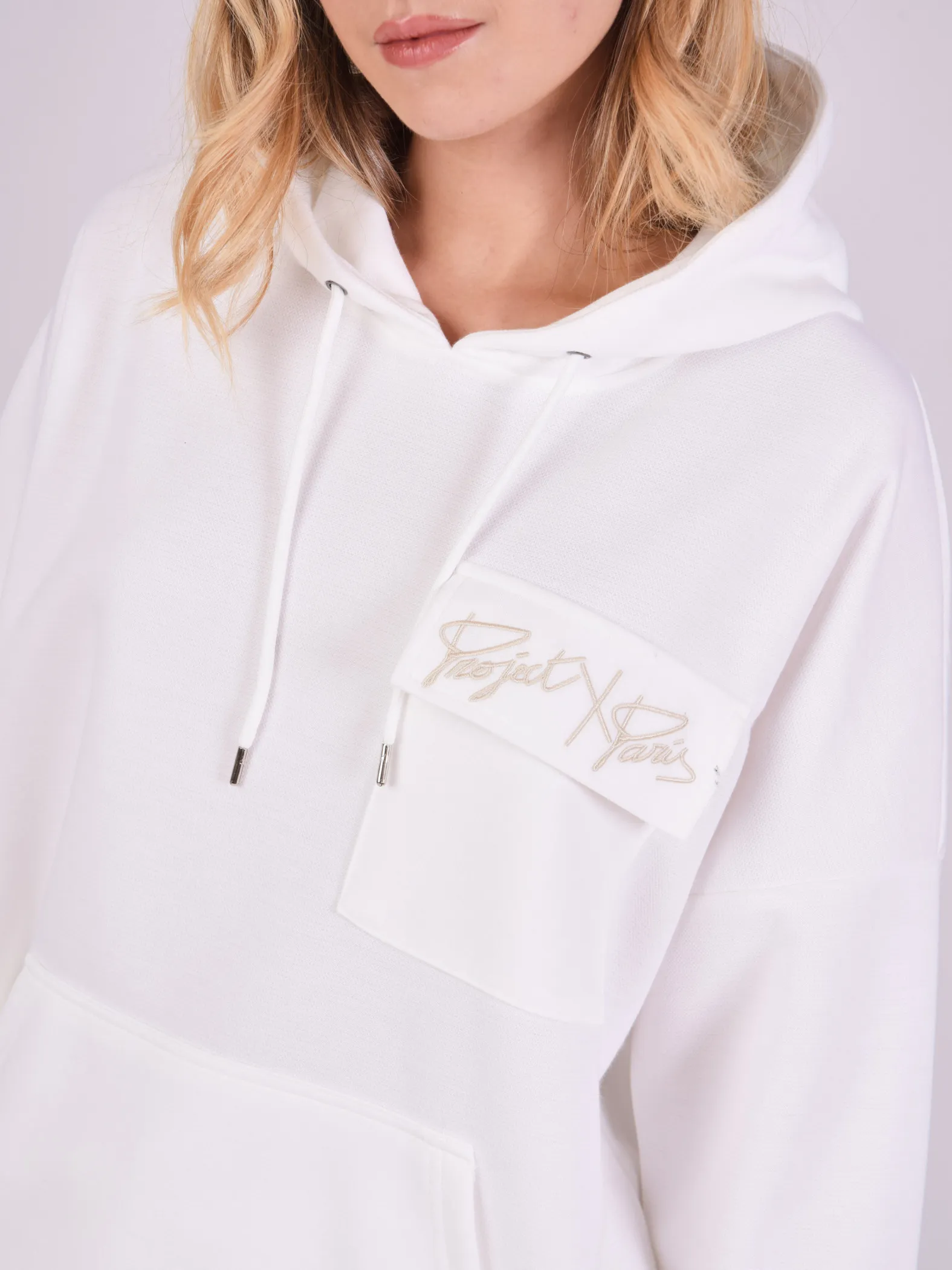 Sudadera con capucha y bolsillo