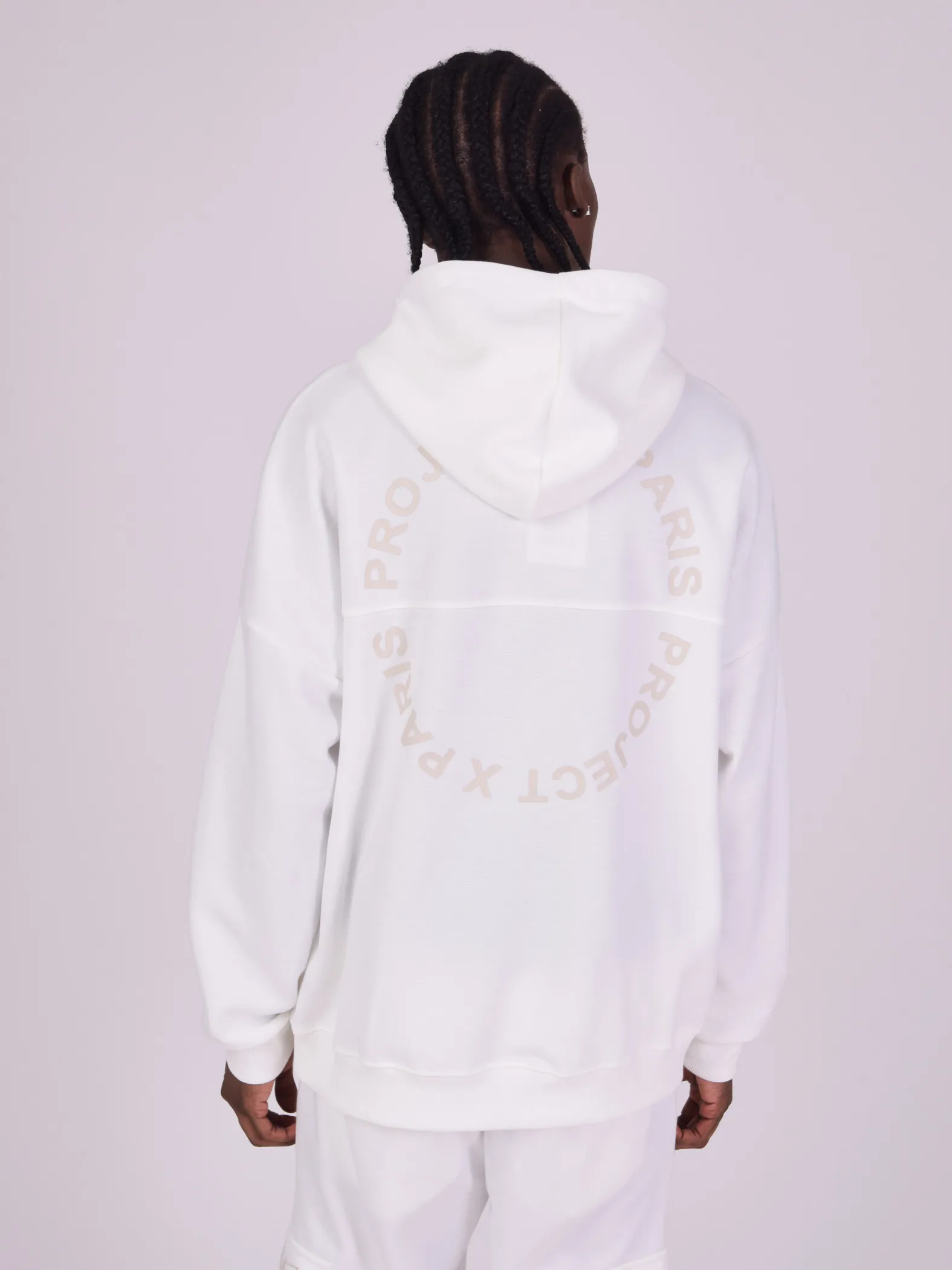 Sudadera con capucha y bolsillo