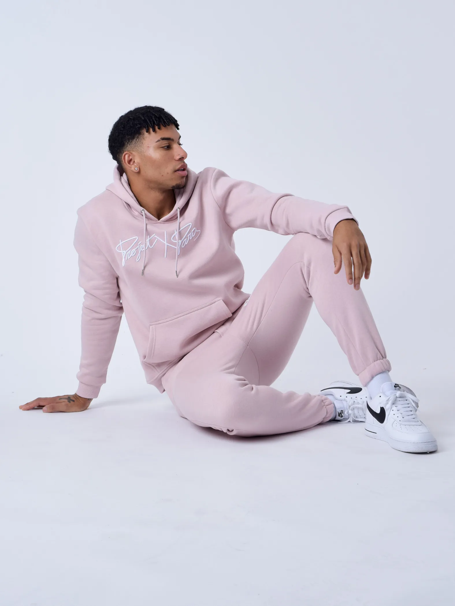 Sudadera con capucha y logotipo bordado