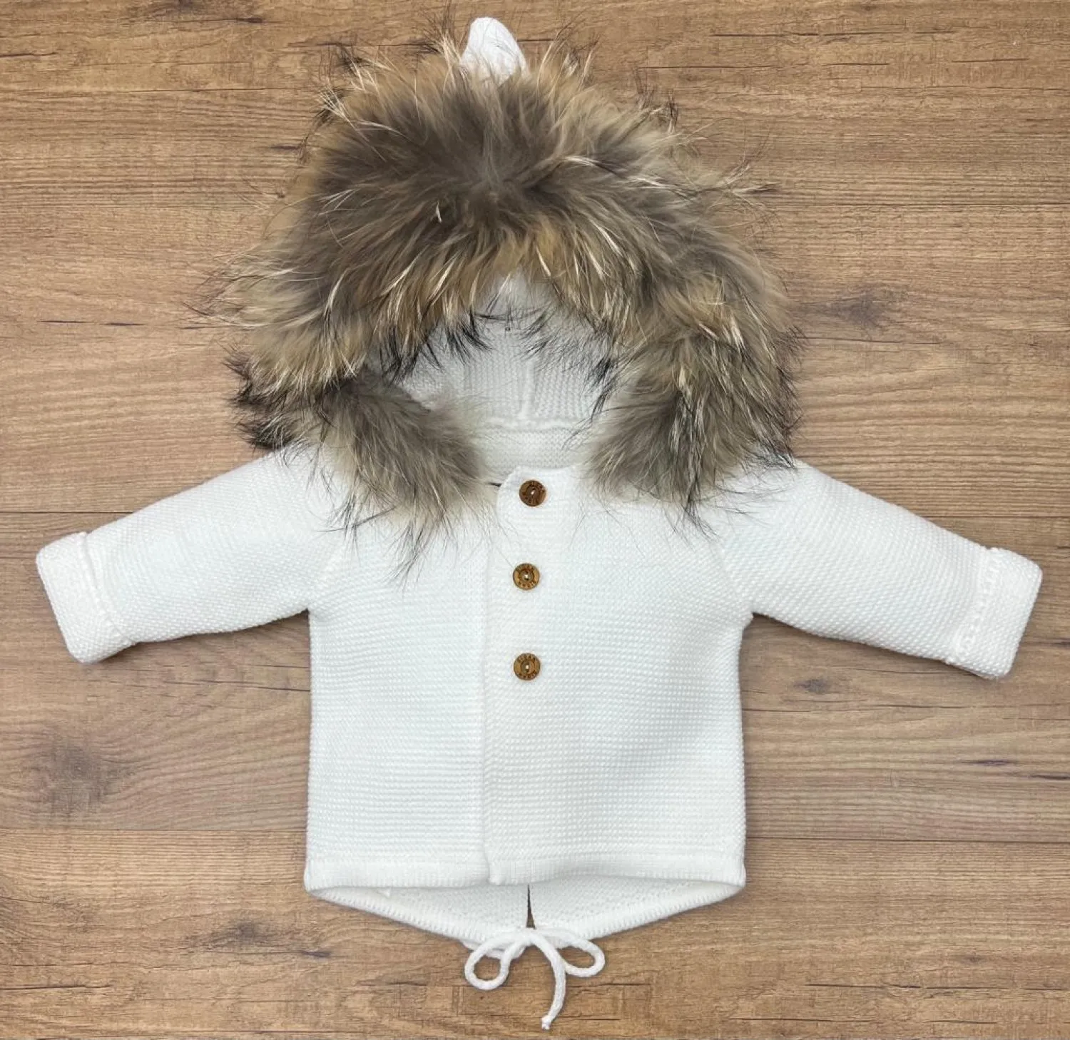 Trenka para niño en punto gordito con pelo natural.