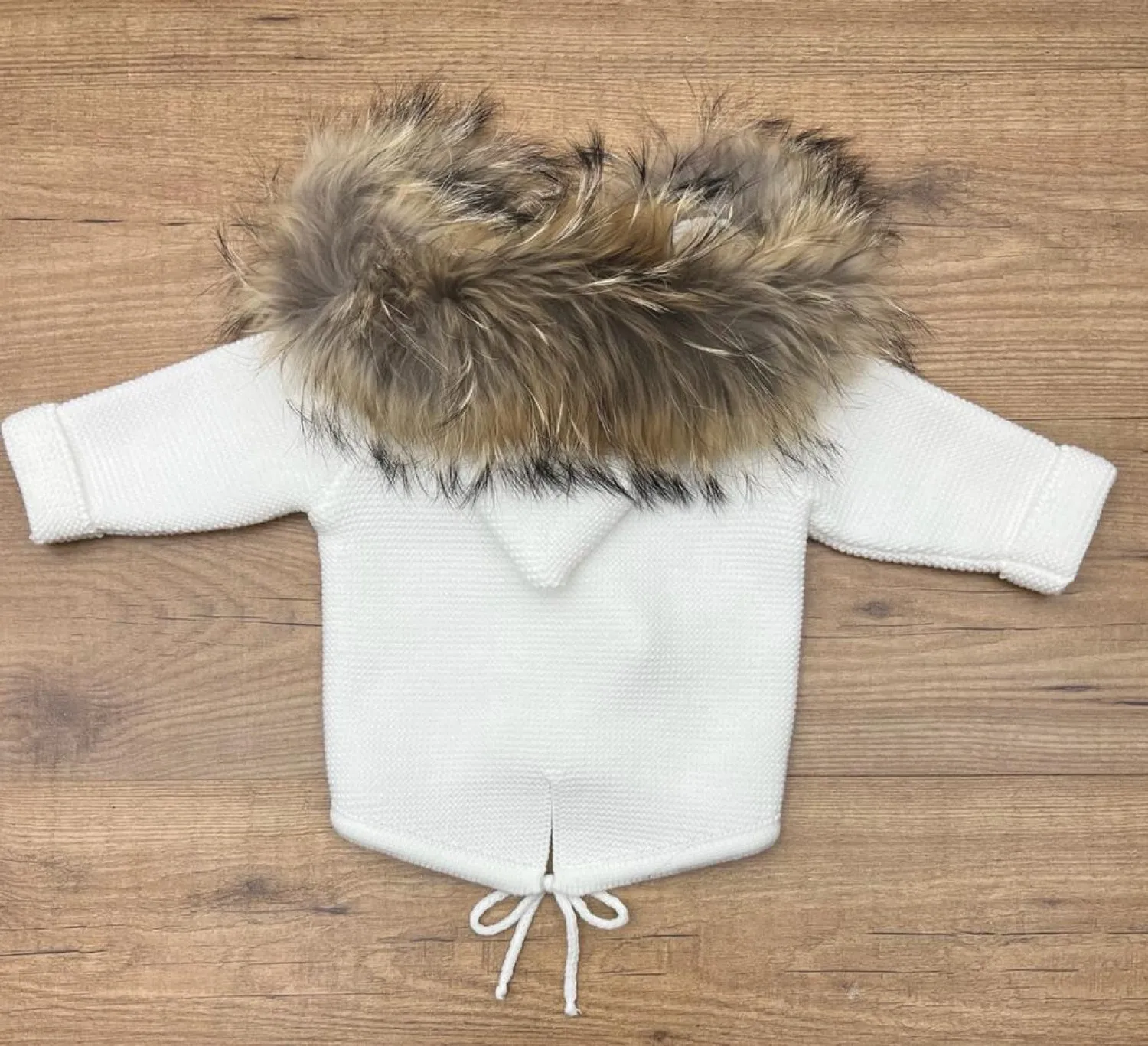 Trenka para niño en punto gordito con pelo natural.