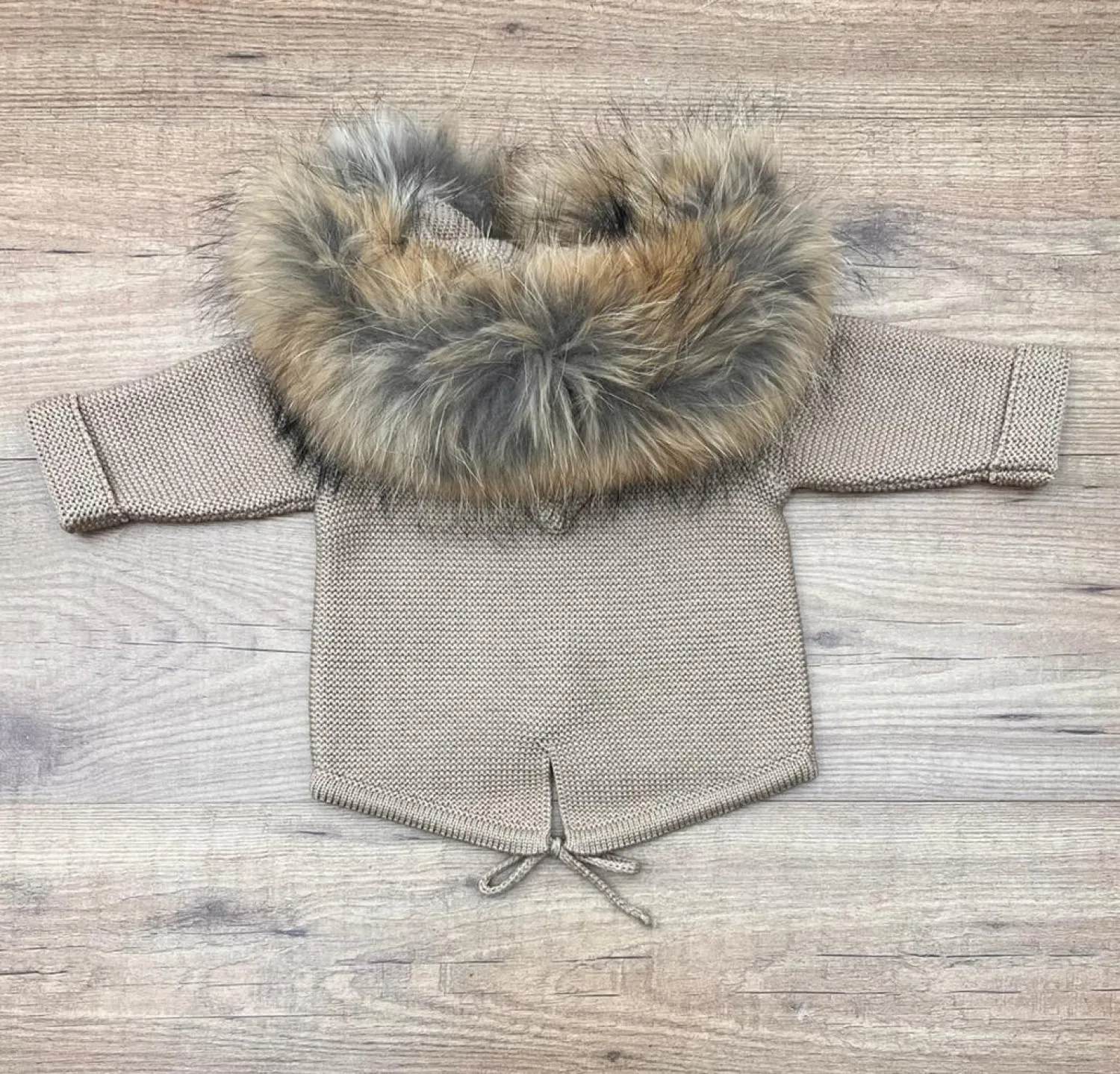 Trenka para niño en punto gordito con pelo natural.