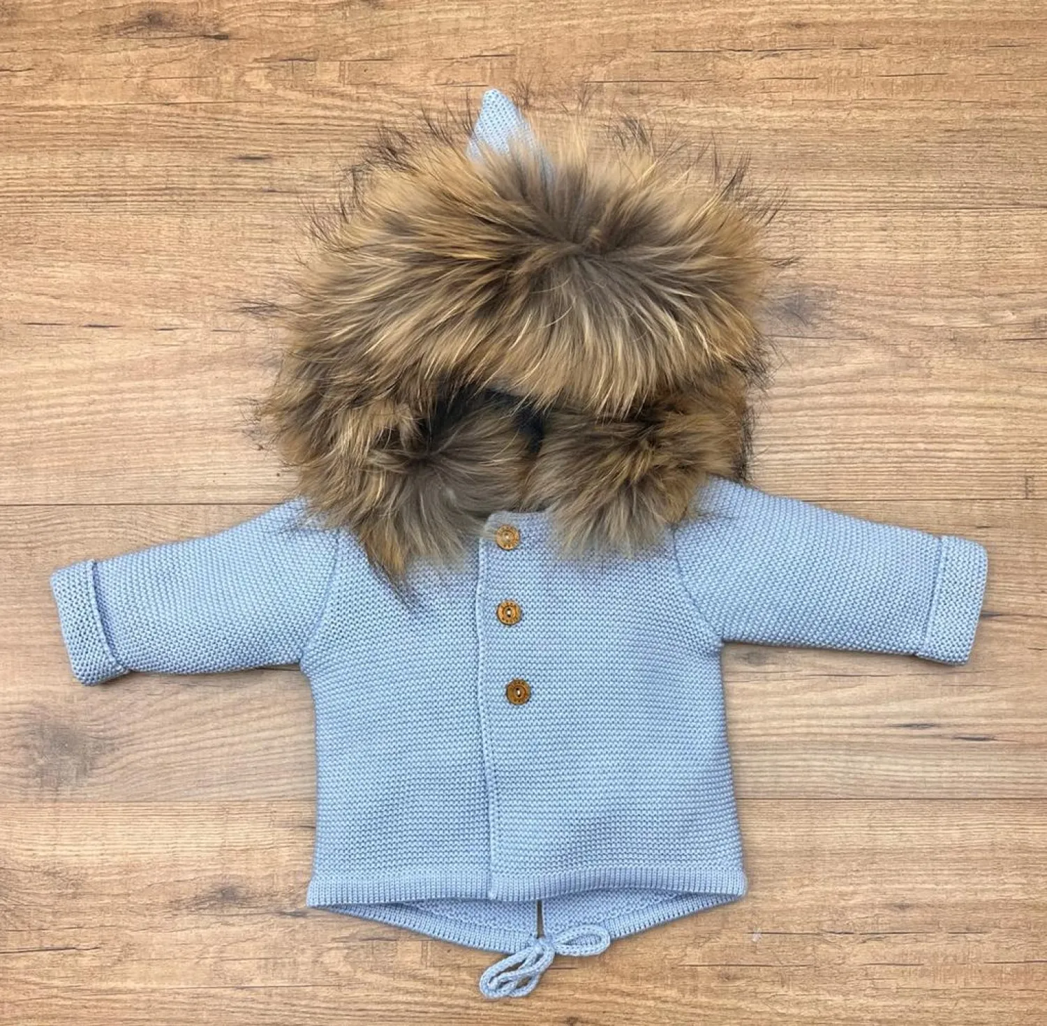 Trenka para niño en punto gordito con pelo natural.