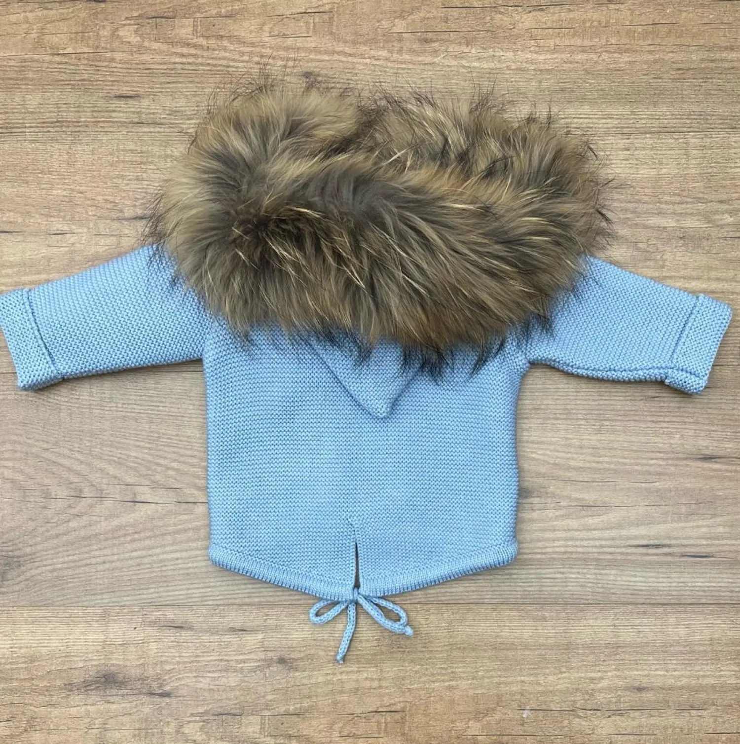 Trenka para niño en punto gordito con pelo natural.