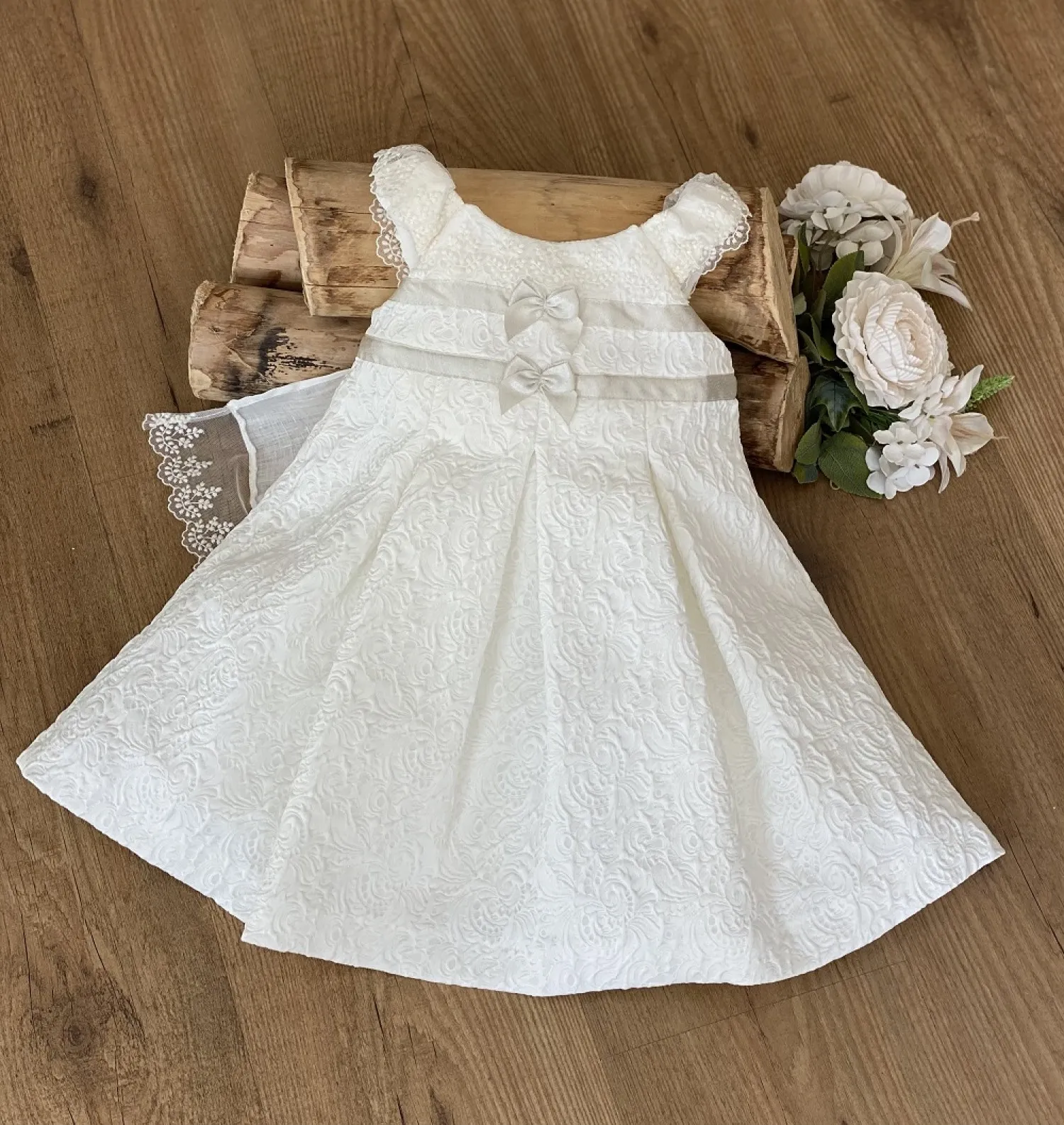 Vestido de arras color crudo con tejido brocado.