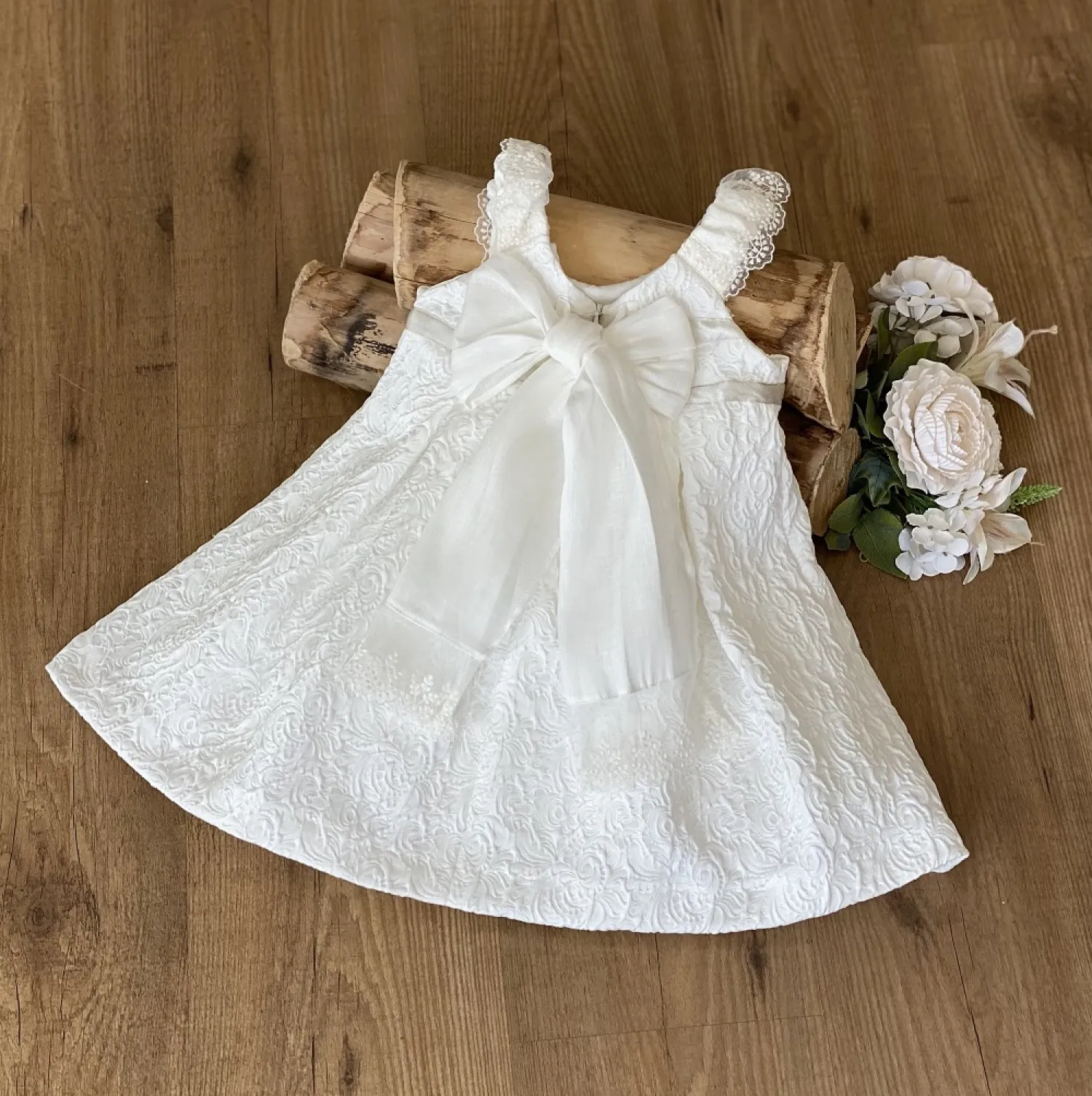 Vestido de arras color crudo con tejido brocado.
