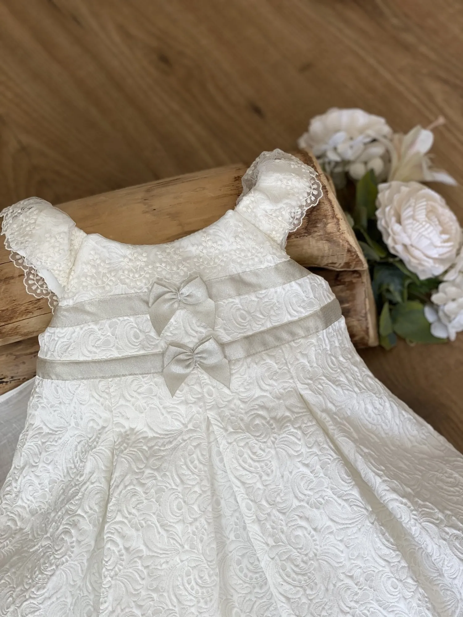 Vestido de arras color crudo con tejido brocado.