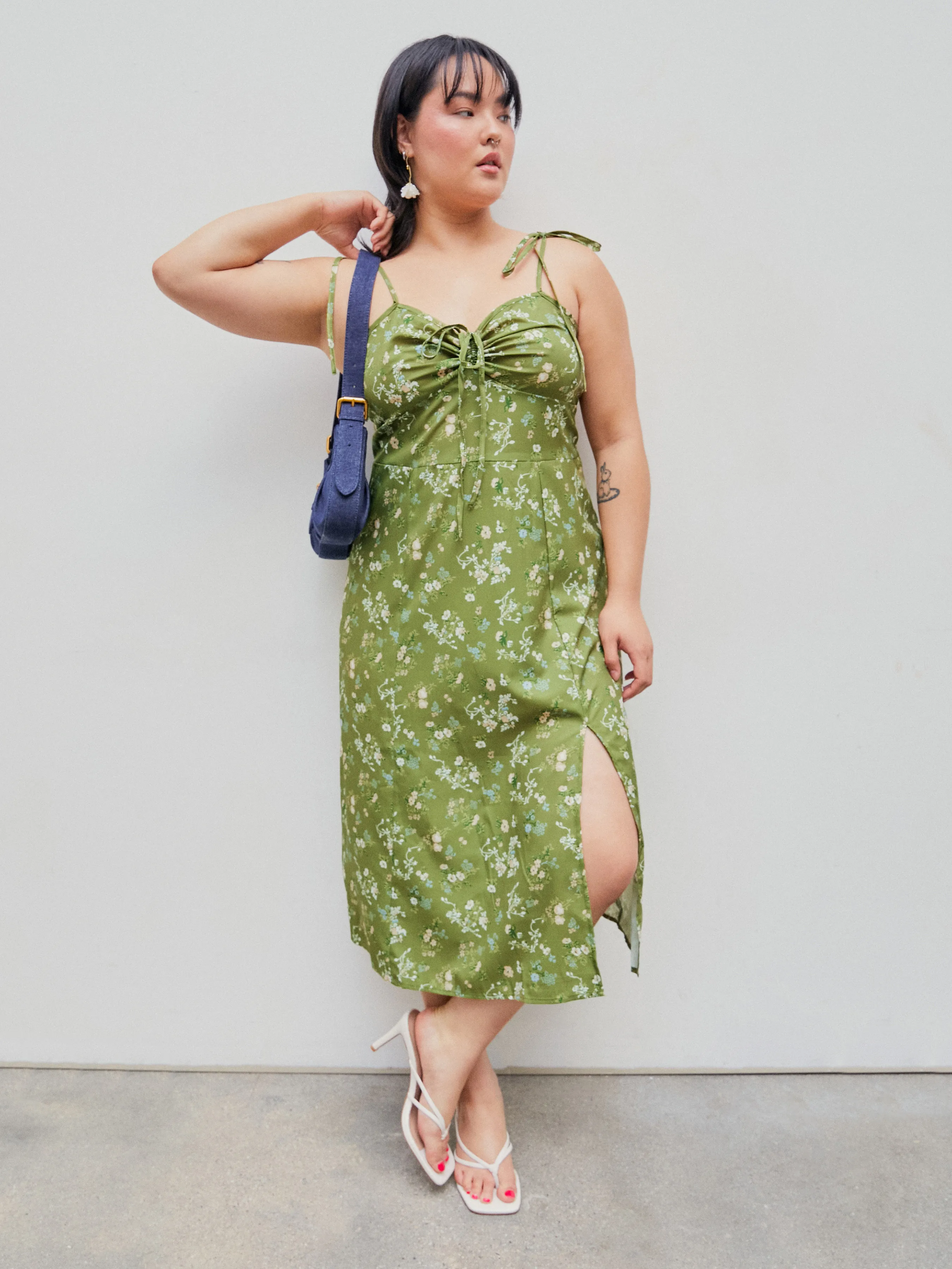Vestido Midi con Cuello Cuadrado, Floral, Fruncido y con Abertura Curvy