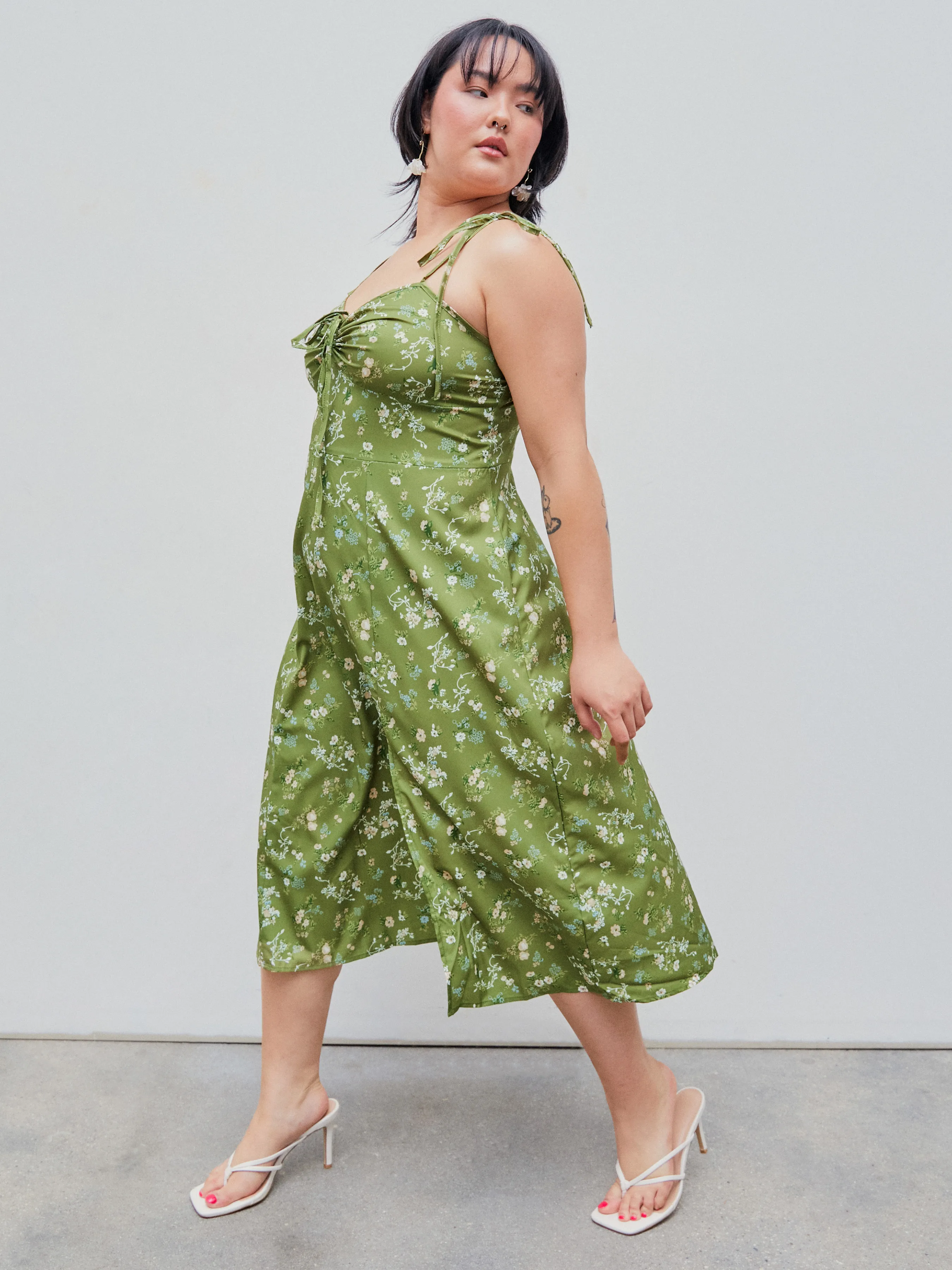 Vestido Midi con Cuello Cuadrado, Floral, Fruncido y con Abertura Curvy
