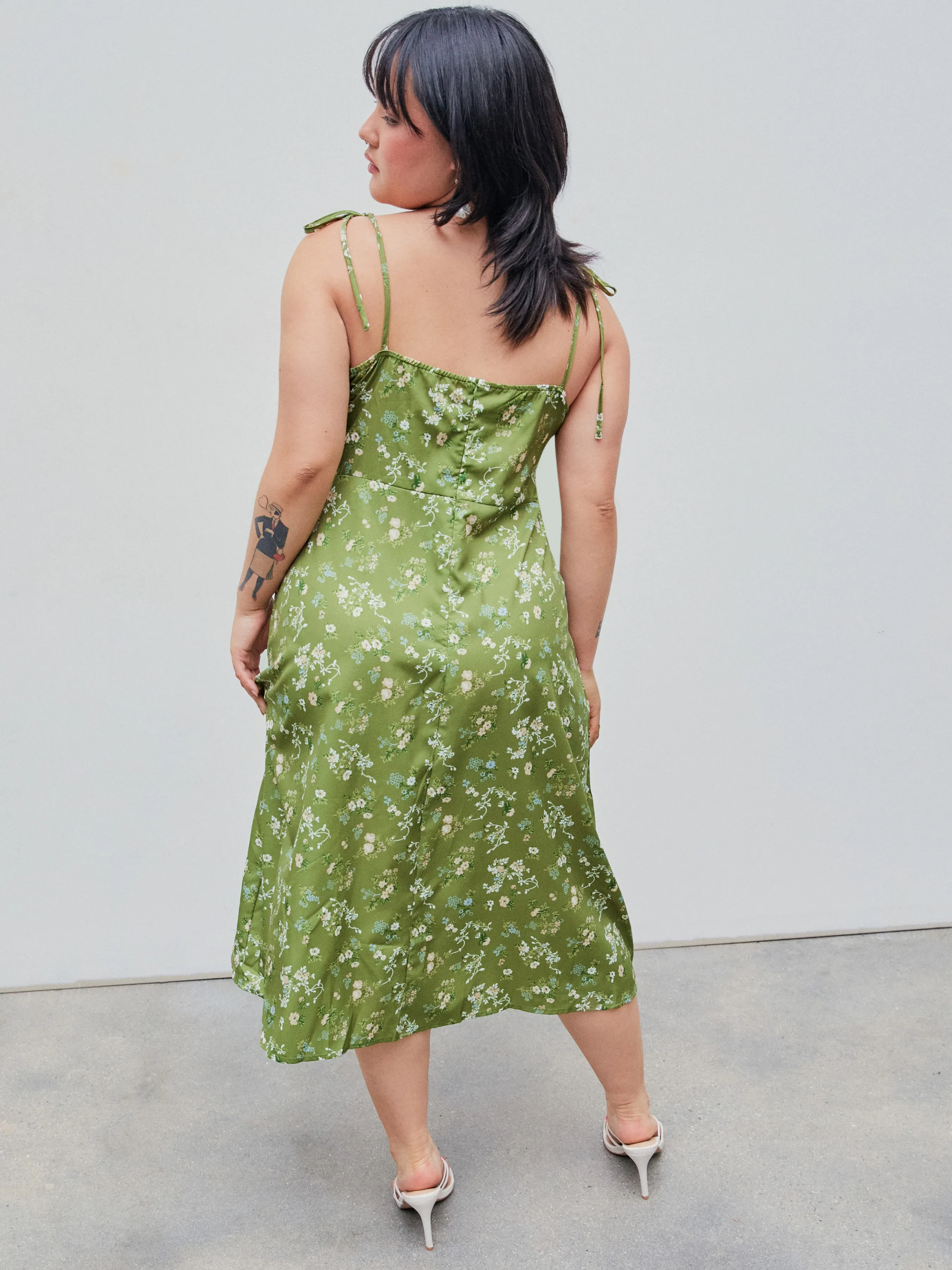 Vestido Midi con Cuello Cuadrado, Floral, Fruncido y con Abertura Curvy